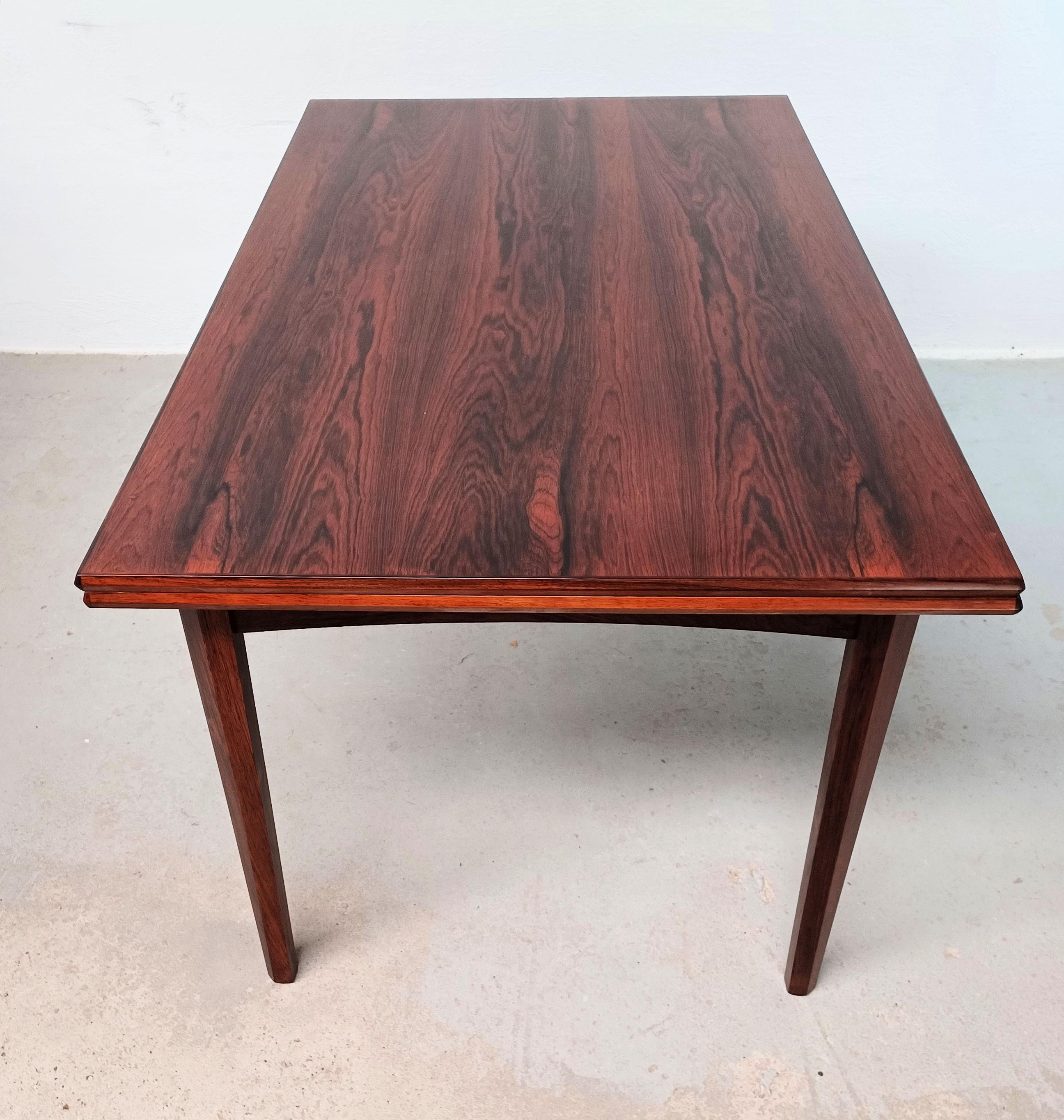 Bois de rose Table de salle à manger extensible en palissandre danois brésilien des années 1960 en excellent état en vente