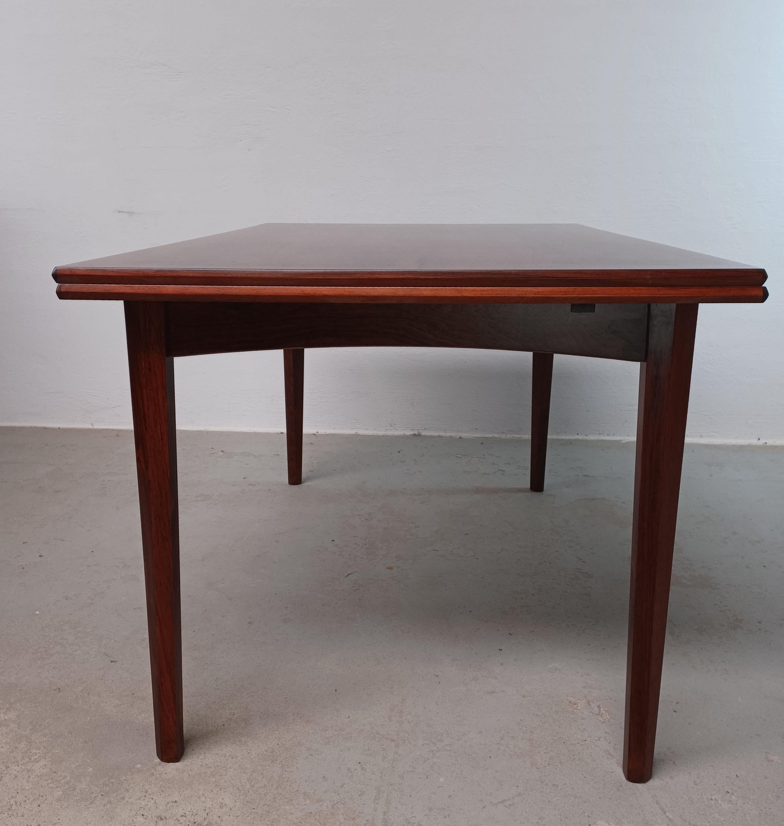 Table de salle à manger extensible en palissandre danois brésilien des années 1960 en excellent état en vente 1