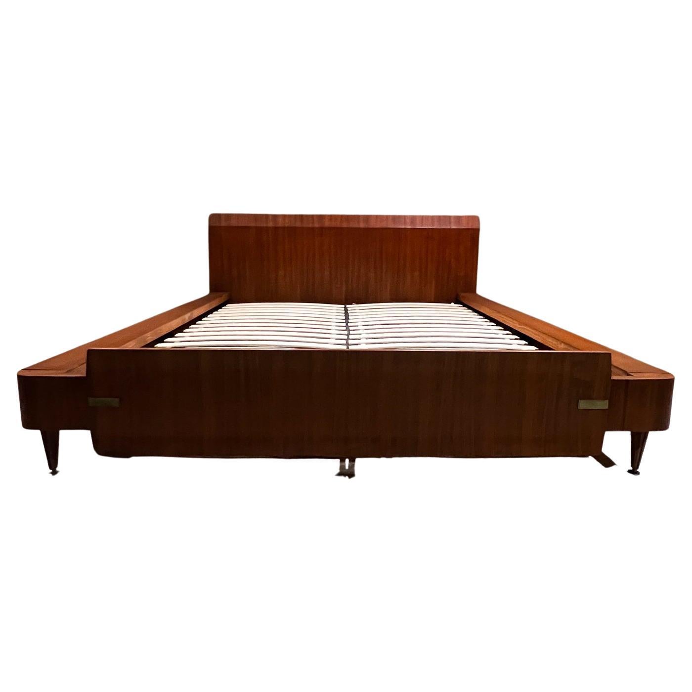 1960 Exquisita cama de matrimonio italiana de sapeli y latón Vittorio Dassi Italia