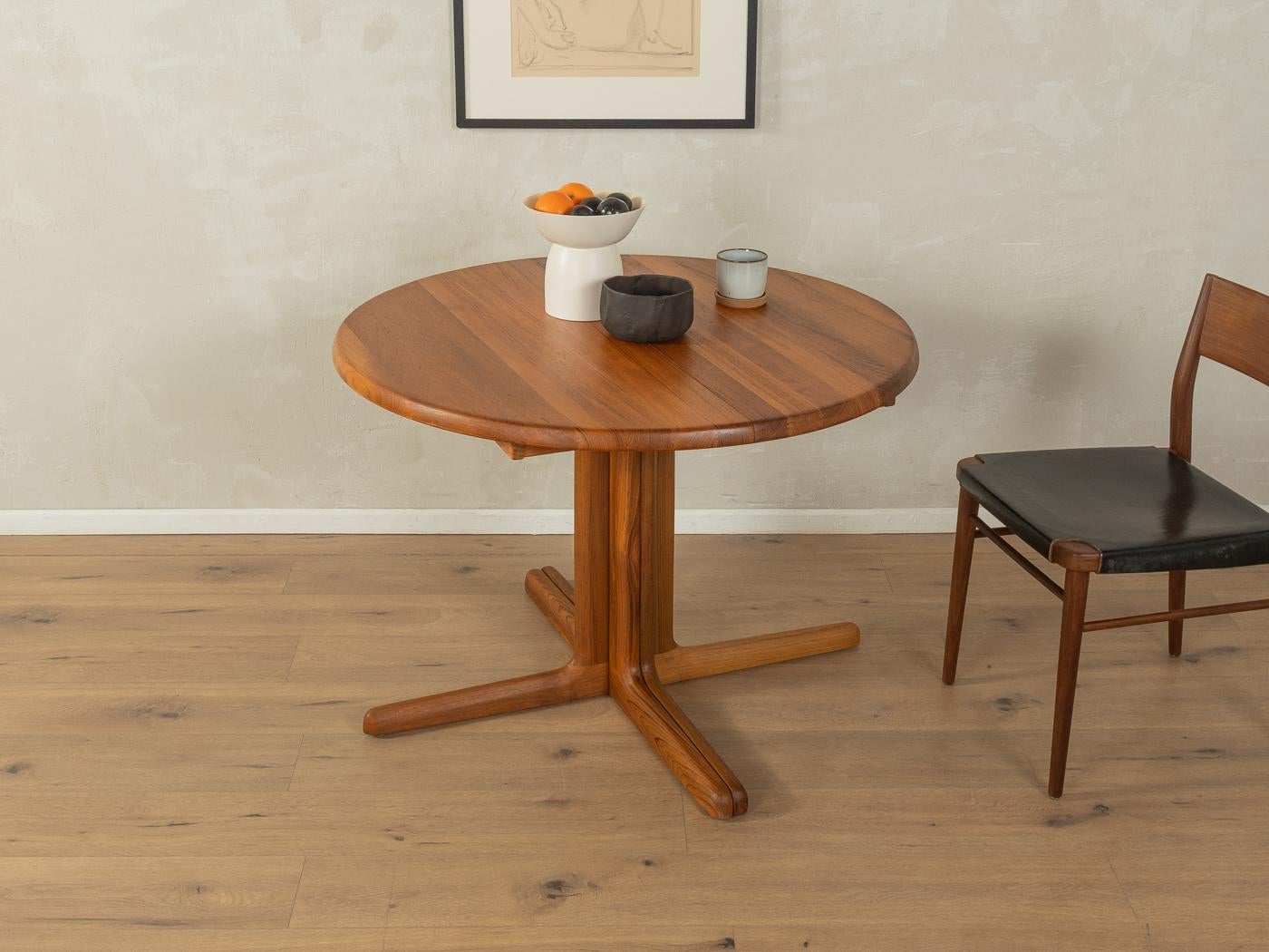 Classico tavolo da pranzo allungabile degli anni '60. Struttura e piano del tavolo solidi con due prolunghe in teak.

Caratteristiche di qualità:
ottima lavorazione
materiali di alta qualità
Prodotto in Danimarca, produttore: CJ Rosengaarden