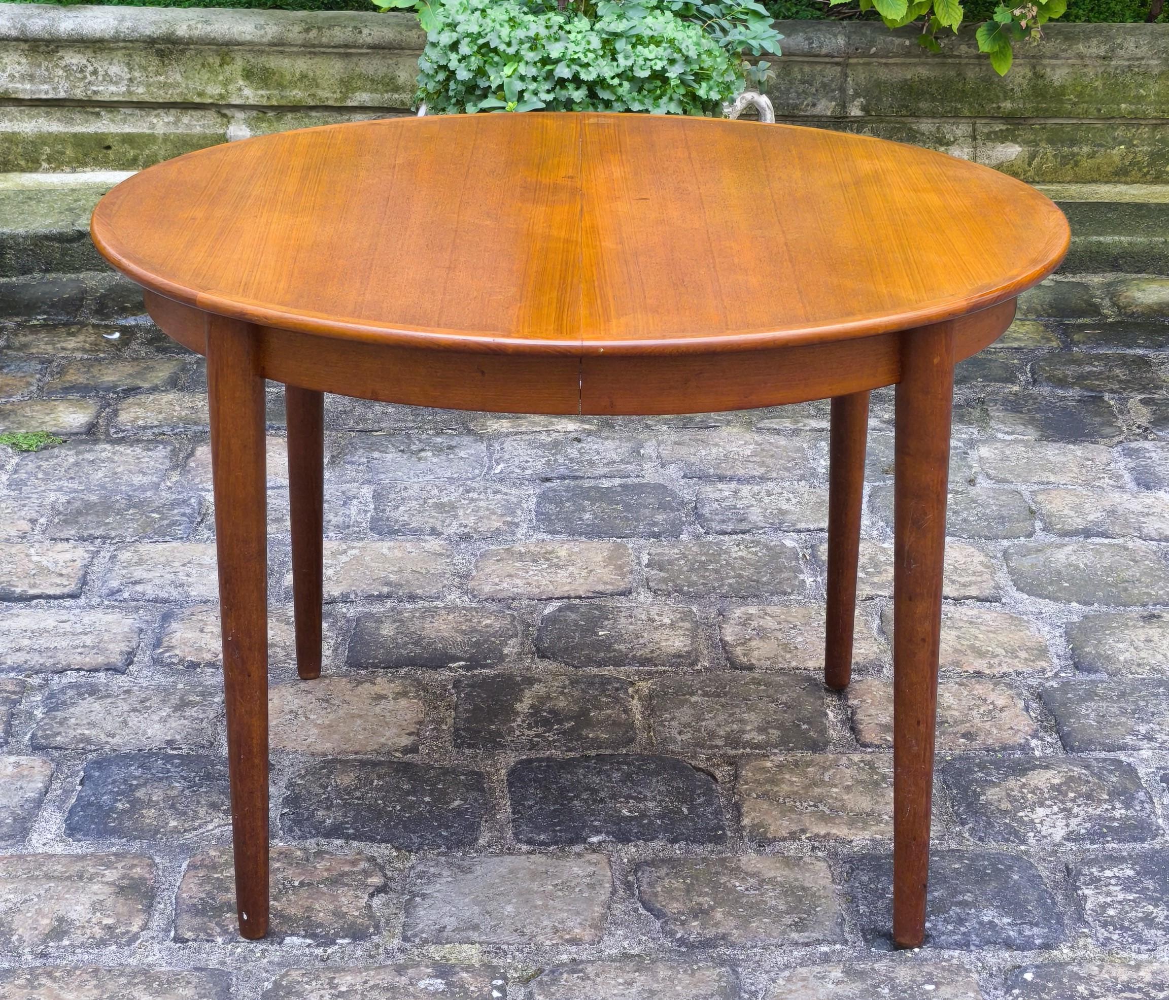 Tavolo rotondo degli anni '60 in teak massiccio, disegnato da Johannes Andersen per AM Mobler.

Con le sue due prolunghe, può ospitare fino a 10 persone.

È ideale per appartamenti piccoli e grandi.

Con il timbro MSE made in Denmark, è robusto e di