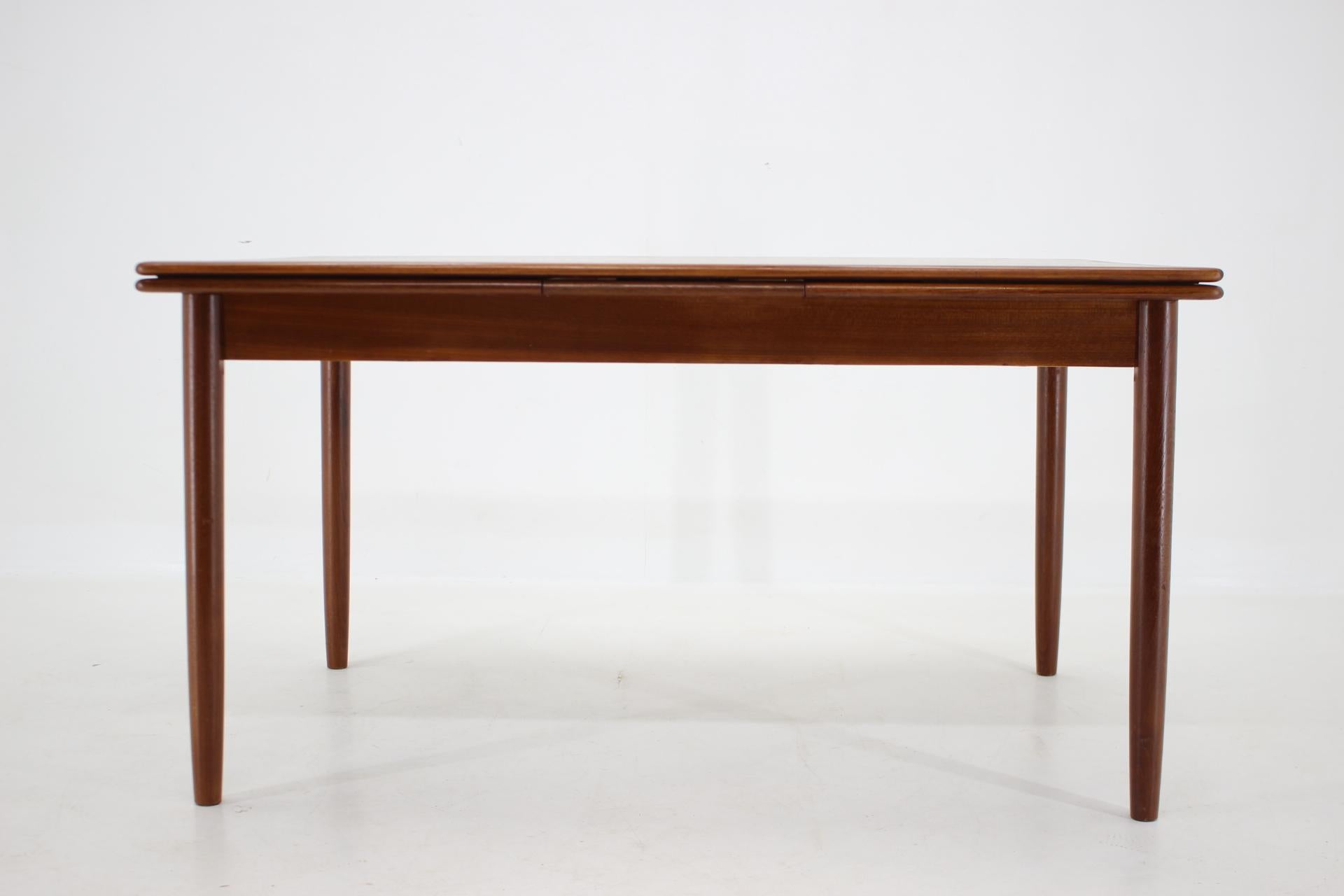 - Newly veneered
- Carefully refurbished   
- dimensions of the unfolded table: 140-246cm
