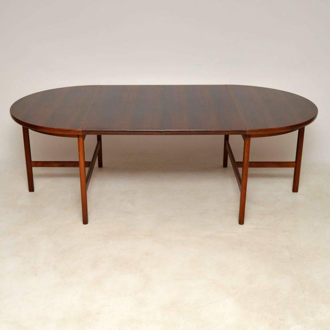 A stunning vintage dining table designed by Robert Heritage and made by Archie shine in the 1960s. This is in great original condition, with only some extremely minor wear here and there, there are a couple of very minor old marks on the top that