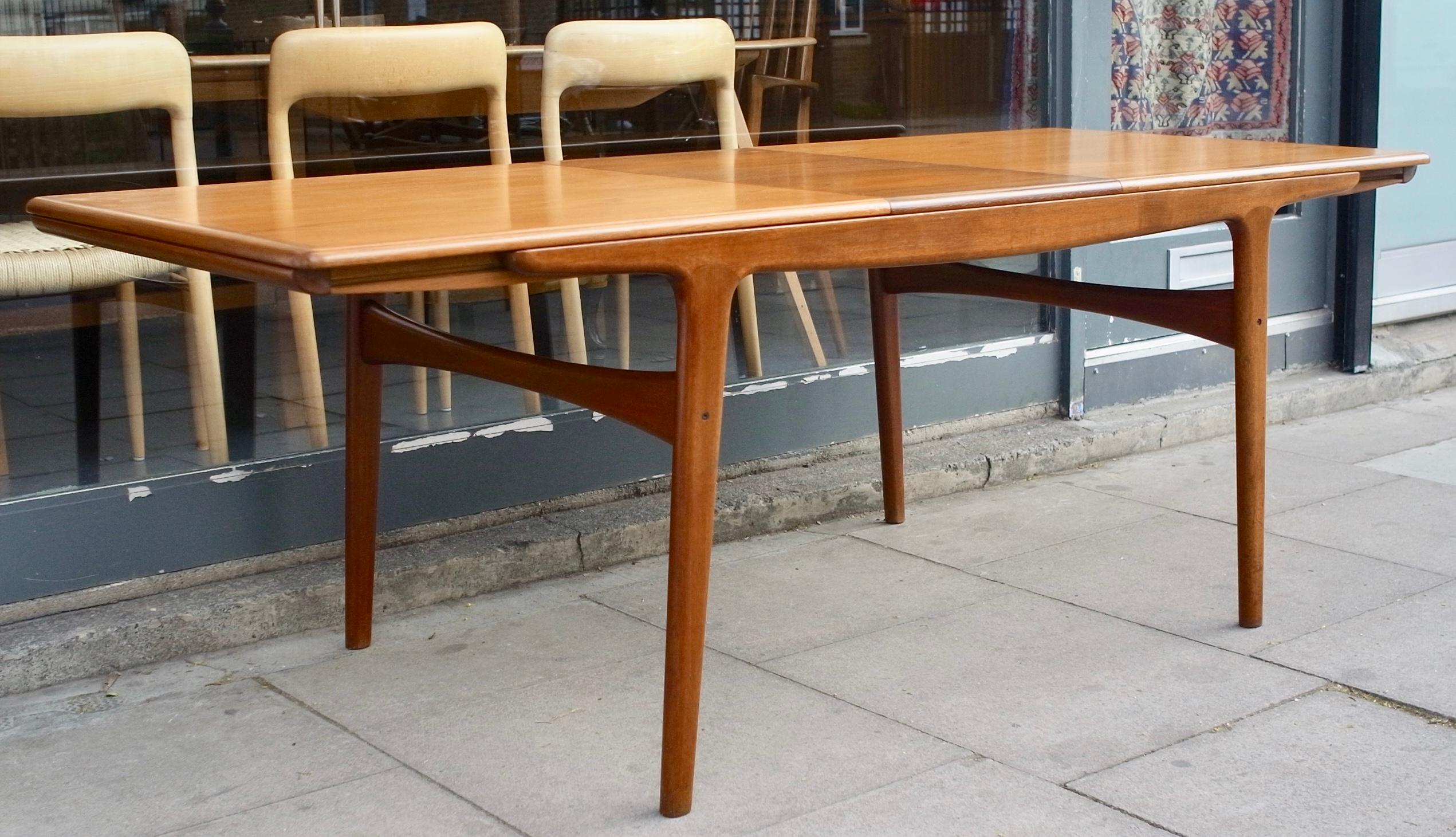 1960s Extending Teak Dining Table Designed by Arne Hovmand-Olsen for Mogens Kold For Sale 4