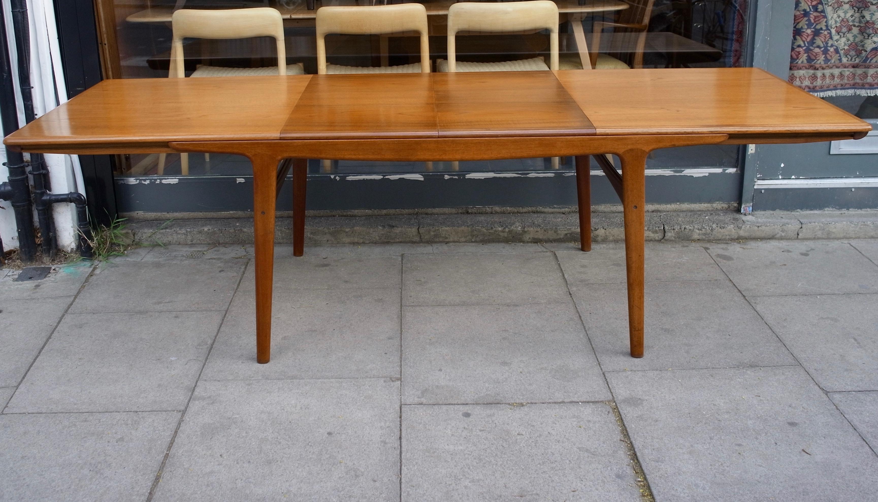 1960s Extending Teak Dining Table Designed by Arne Hovmand-Olsen for Mogens Kold For Sale 6