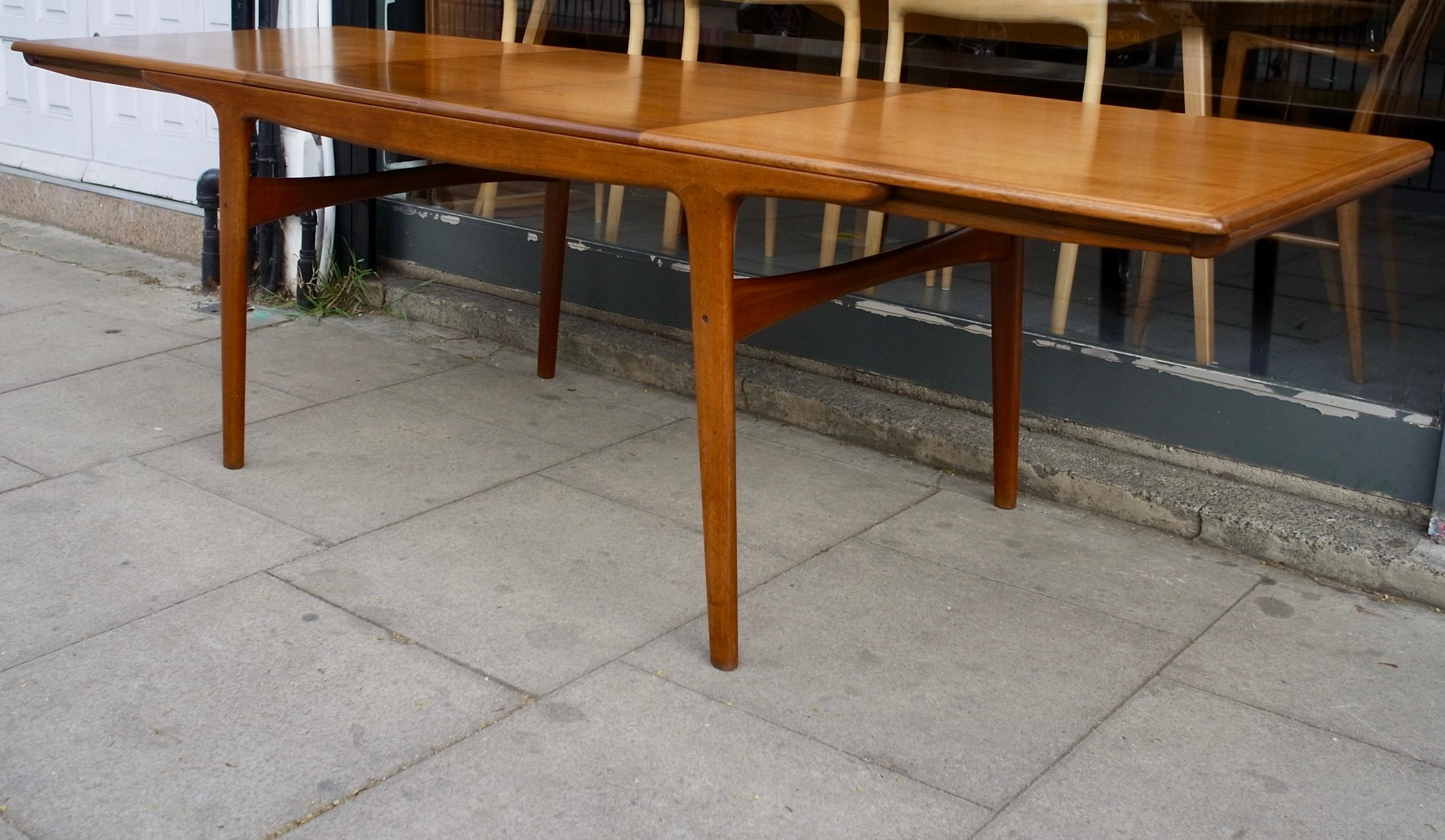 1960s Extending Teak Dining Table Designed by Arne Hovmand-Olsen for Mogens Kold For Sale 7