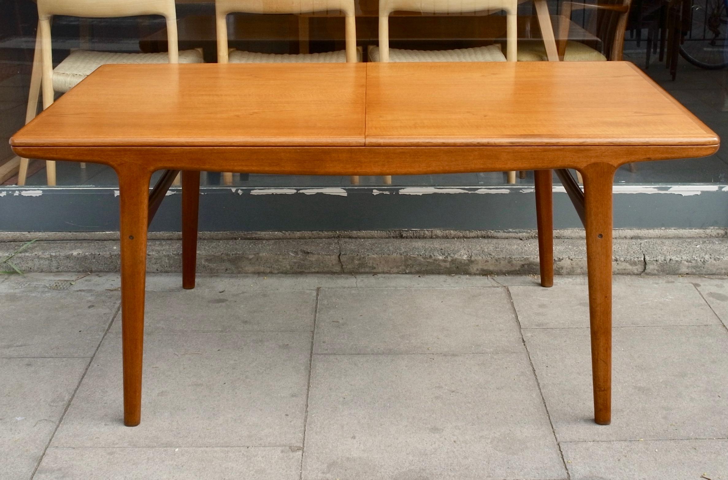 A fine sculptural 1960s teak Danish rectangular extending dining table set on four tapered legs, designed by Arne Hovmand-Olsen and produced by Mogens Kold. This table is able to seat 6x people unextended and upto 10x people when fully extended. The