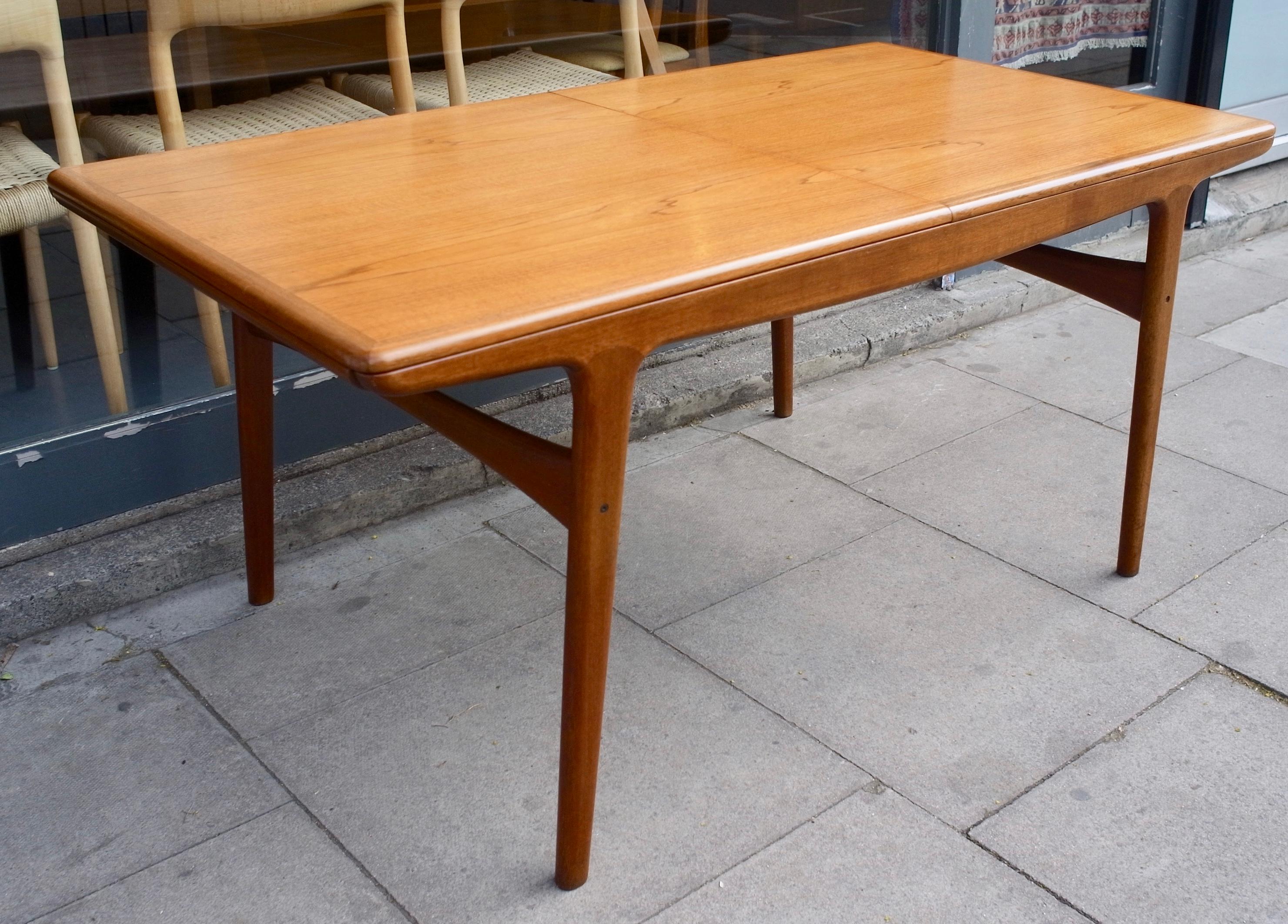 Danish 1960s Extending Teak Dining Table Designed by Arne Hovmand-Olsen for Mogens Kold For Sale