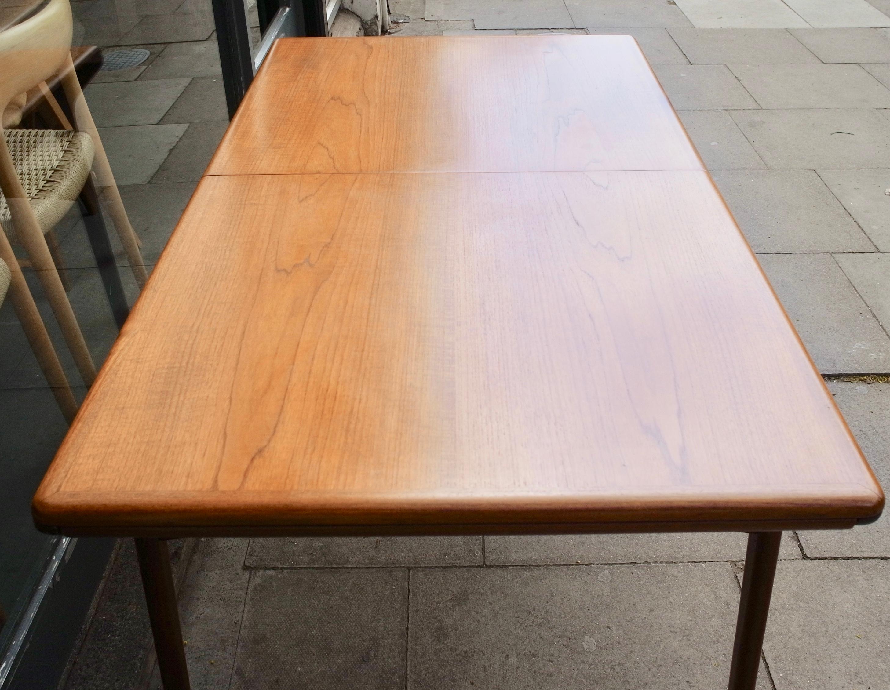 1960s Extending Teak Dining Table Designed by Arne Hovmand-Olsen for Mogens Kold In Good Condition For Sale In London, GB
