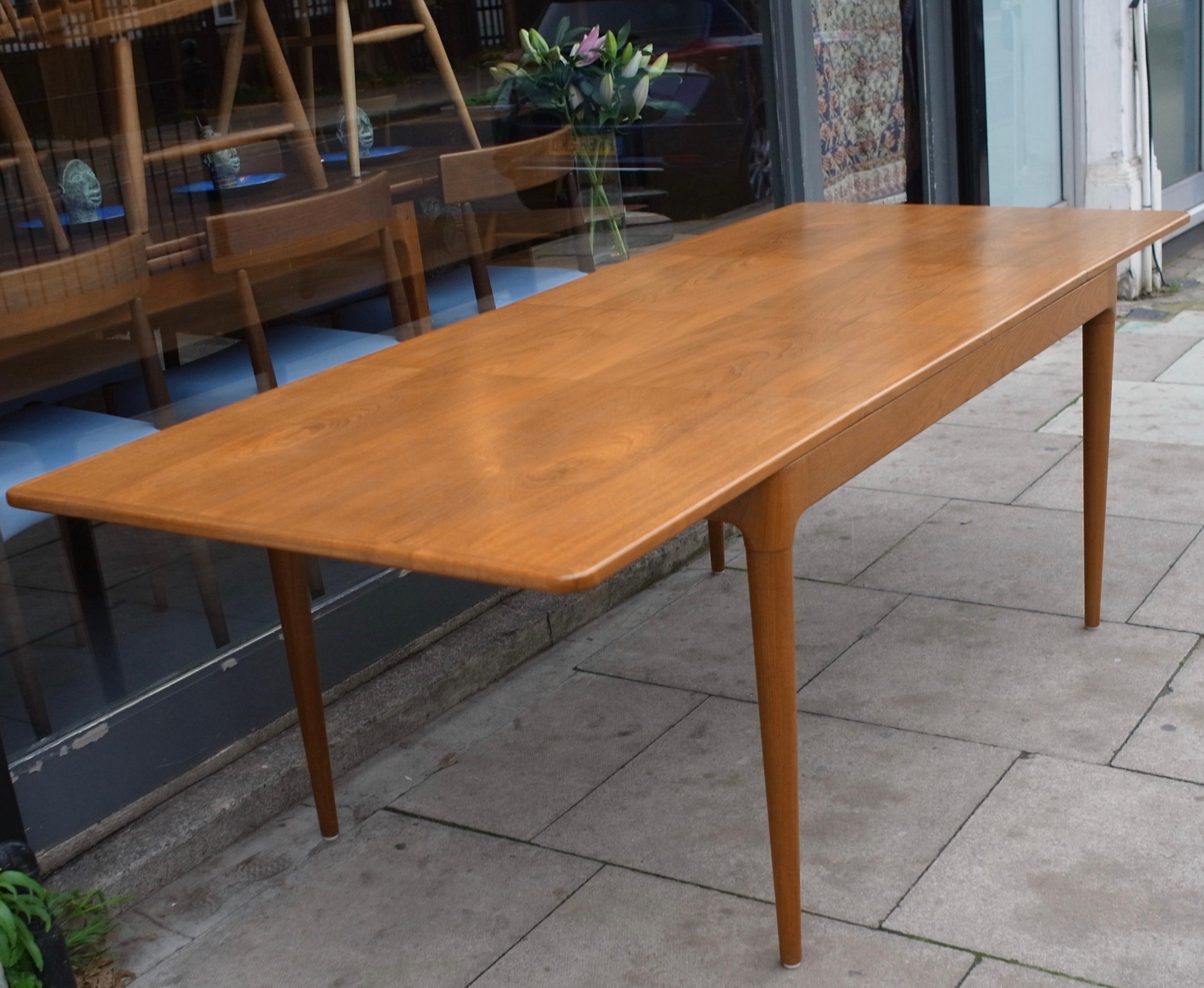 1960s Extending Teak Dining Table Designed by Arne Hovmand-Olsen for Mogens Kold In Fair Condition For Sale In London, GB