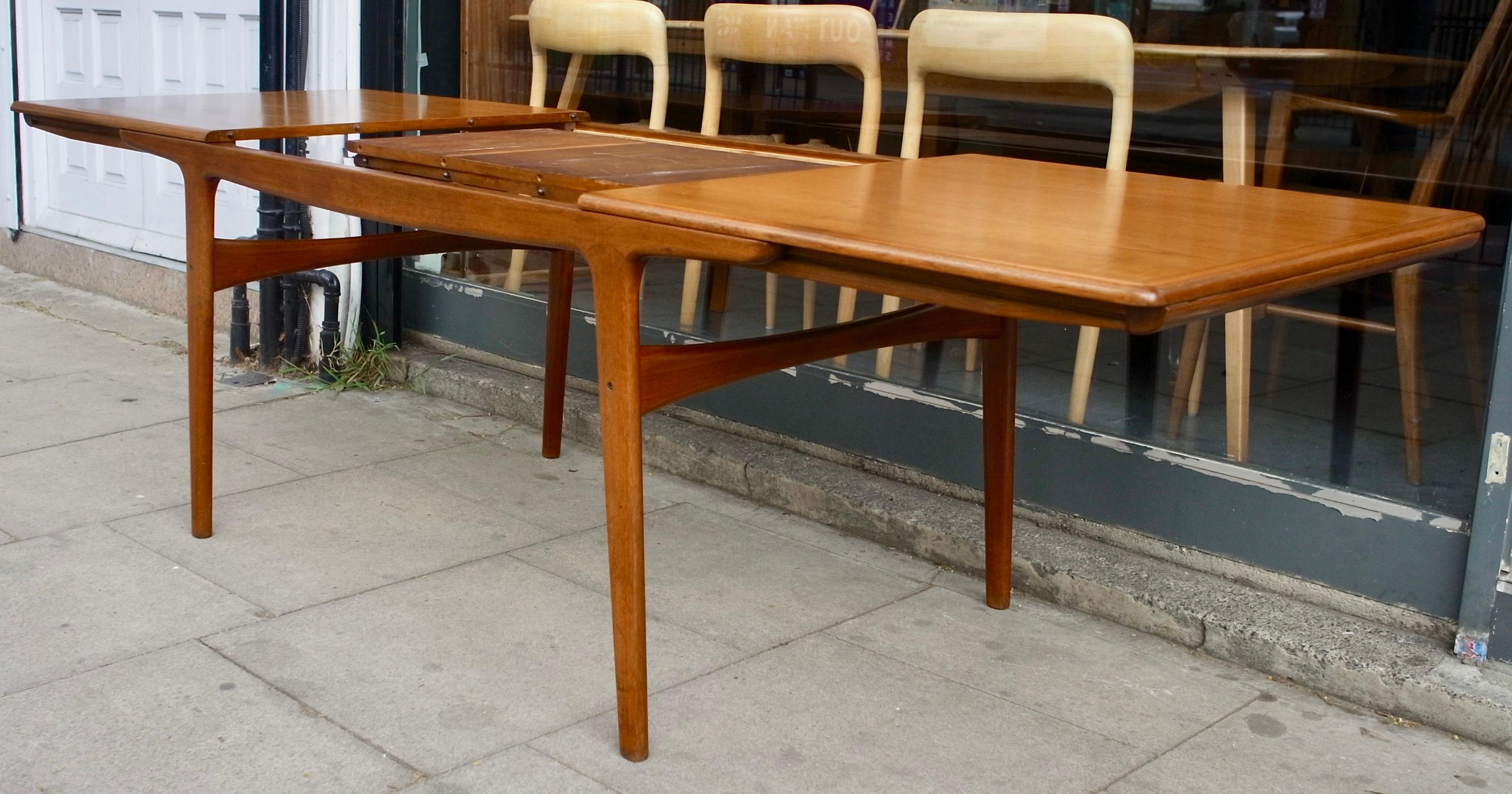 1960s Extending Teak Dining Table Designed by Arne Hovmand-Olsen for Mogens Kold For Sale 2