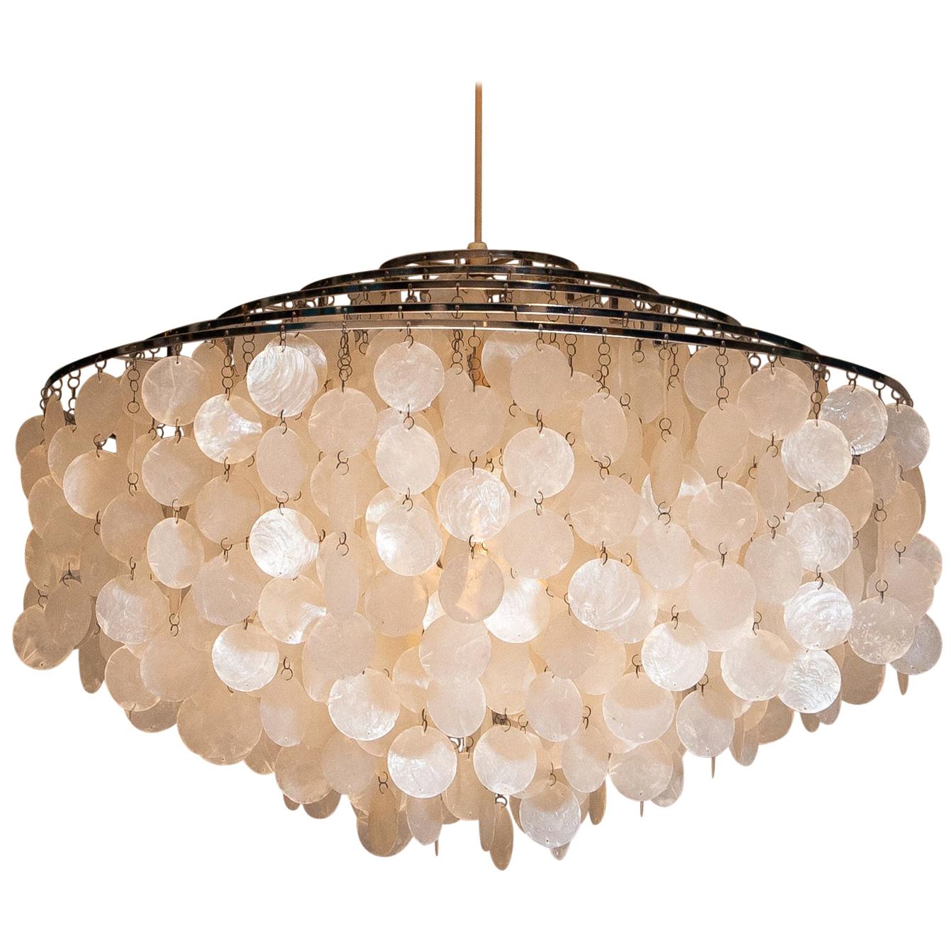Beautiful and complete original extra-large capiz shell chandelier designed by Verner Panton for J. Luber Ag in Switzerland, 1964.
This extra large chandelier measures a diameter of 70cm. or 27.56