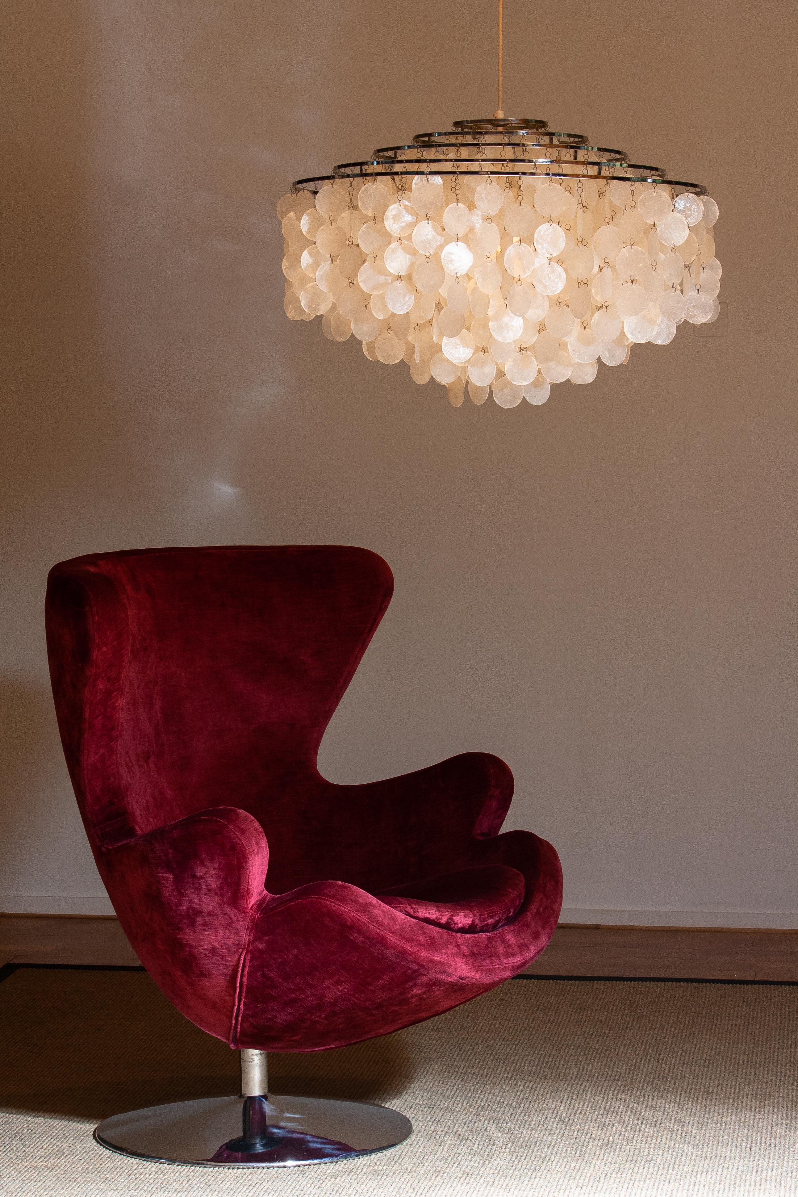 1960s Extra Large Capiz Shell Chandelier by Verner Panton for Luber AG. Swiss In Good Condition In Silvolde, Gelderland