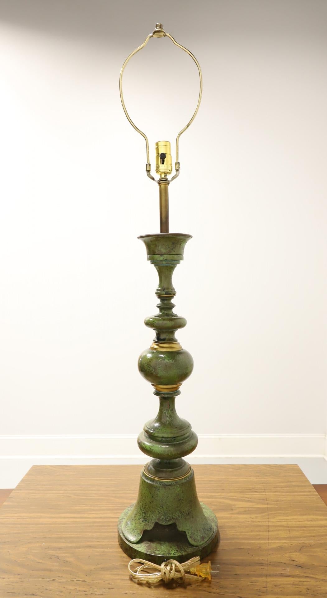Américain Grande lampe de bureau extra large en métal vert et or Hollywood Regency des années 1960 en vente