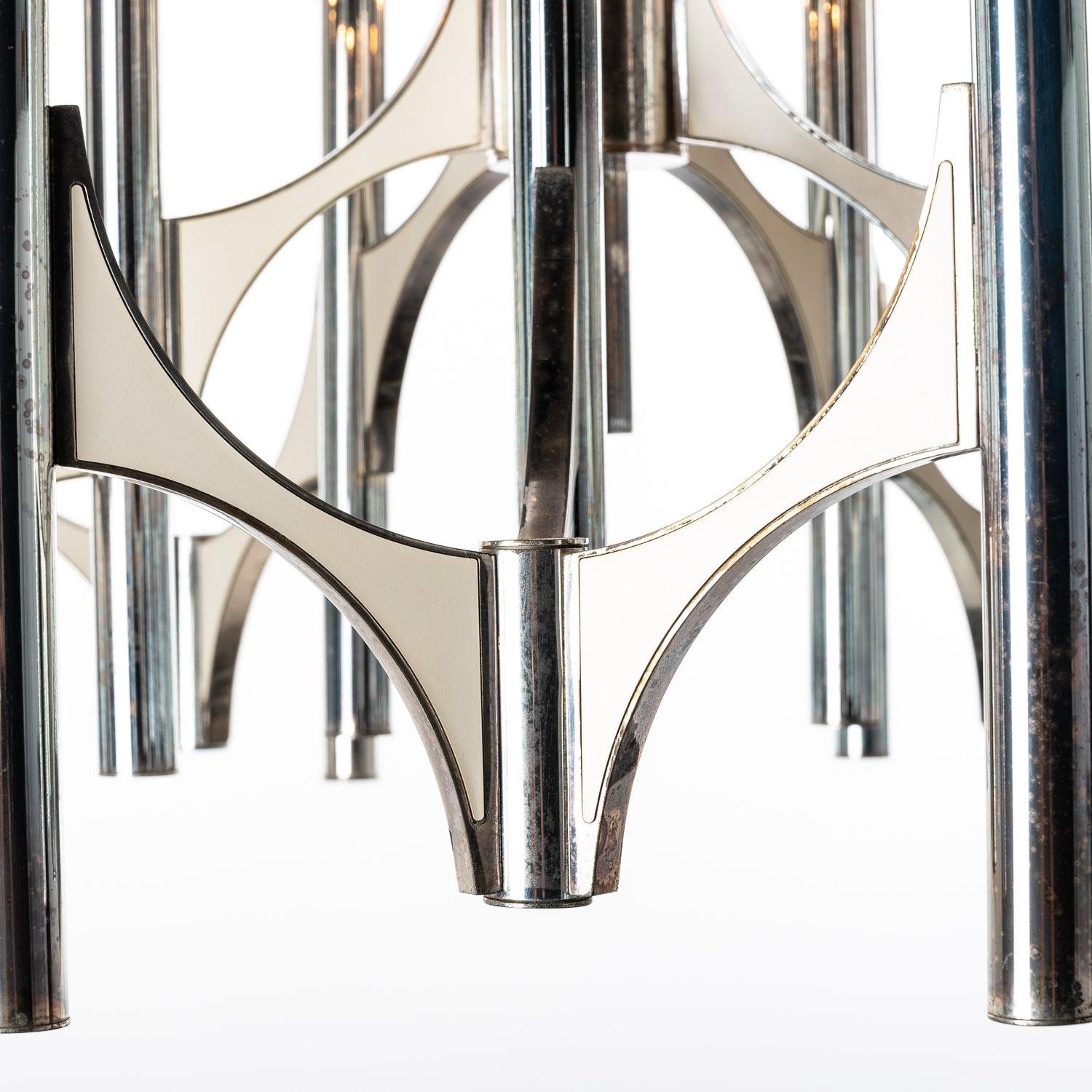 Classic Gaetano Sciolari chandelier with a wonderful combination of silver plated bars with on each a lightbulb and metal panels on the arms. The metal panels hold each other with a magnet, easily removed to get to the wiring.
Please note, we have