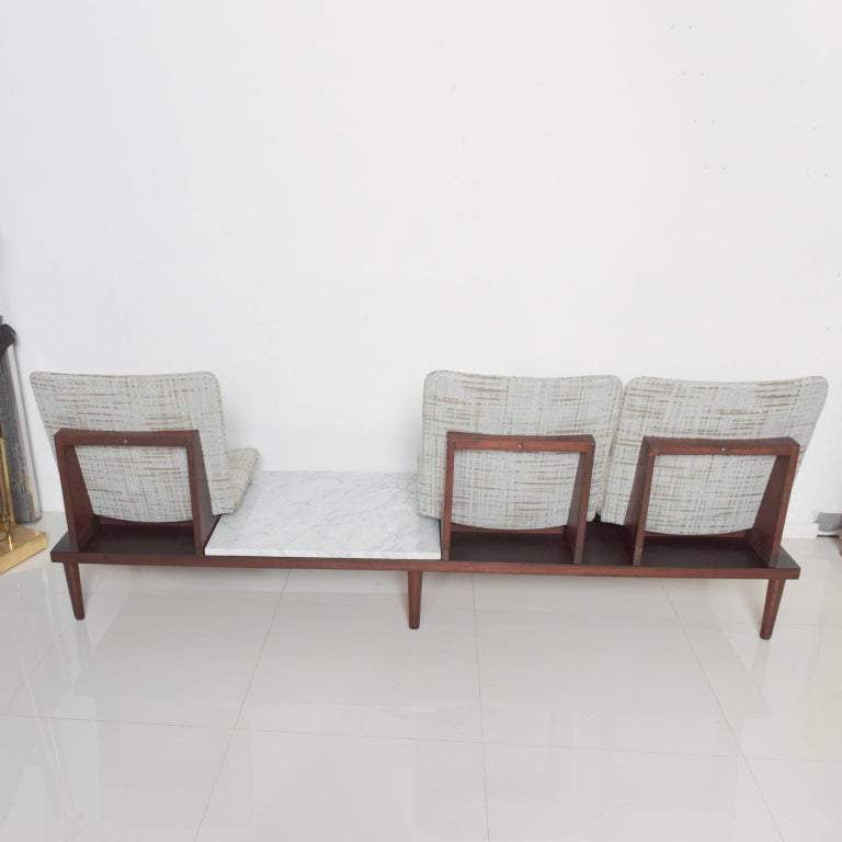1960s Modern Airport SOFA Bench in Mahogany & Marble by Pedro Ramirez Vasquez For Sale 3