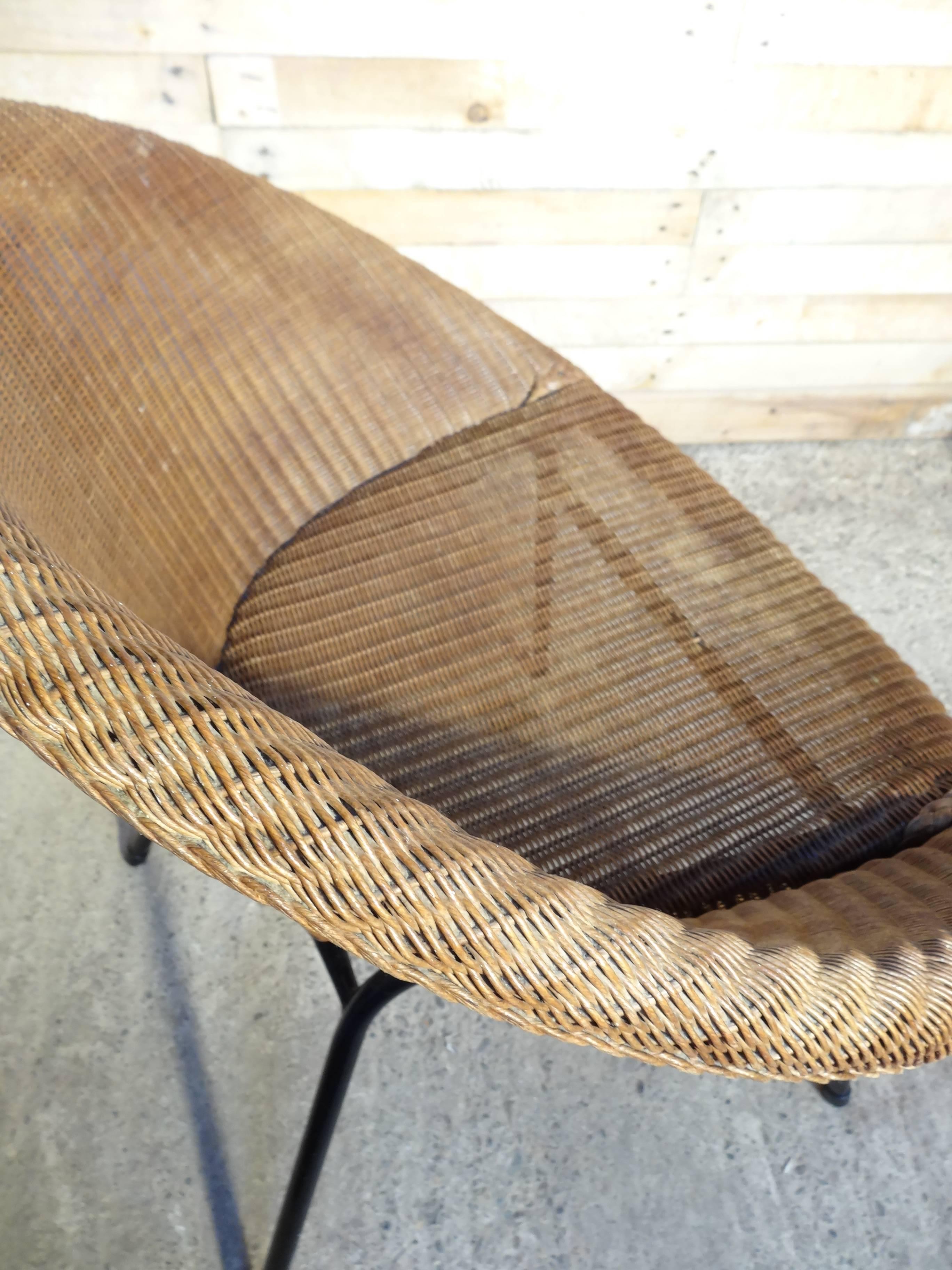 ensemble de chaises en rotin LLoyds Loom Metal Wicker des années 1960, extrêmement recherché, dans un état très vintage. Les deux chaises sont étiquetées.
Mesures :
Hauteur du siège : 39 cm, hauteur : 73 cm, profondeur : 60 cm, largeur : 70
