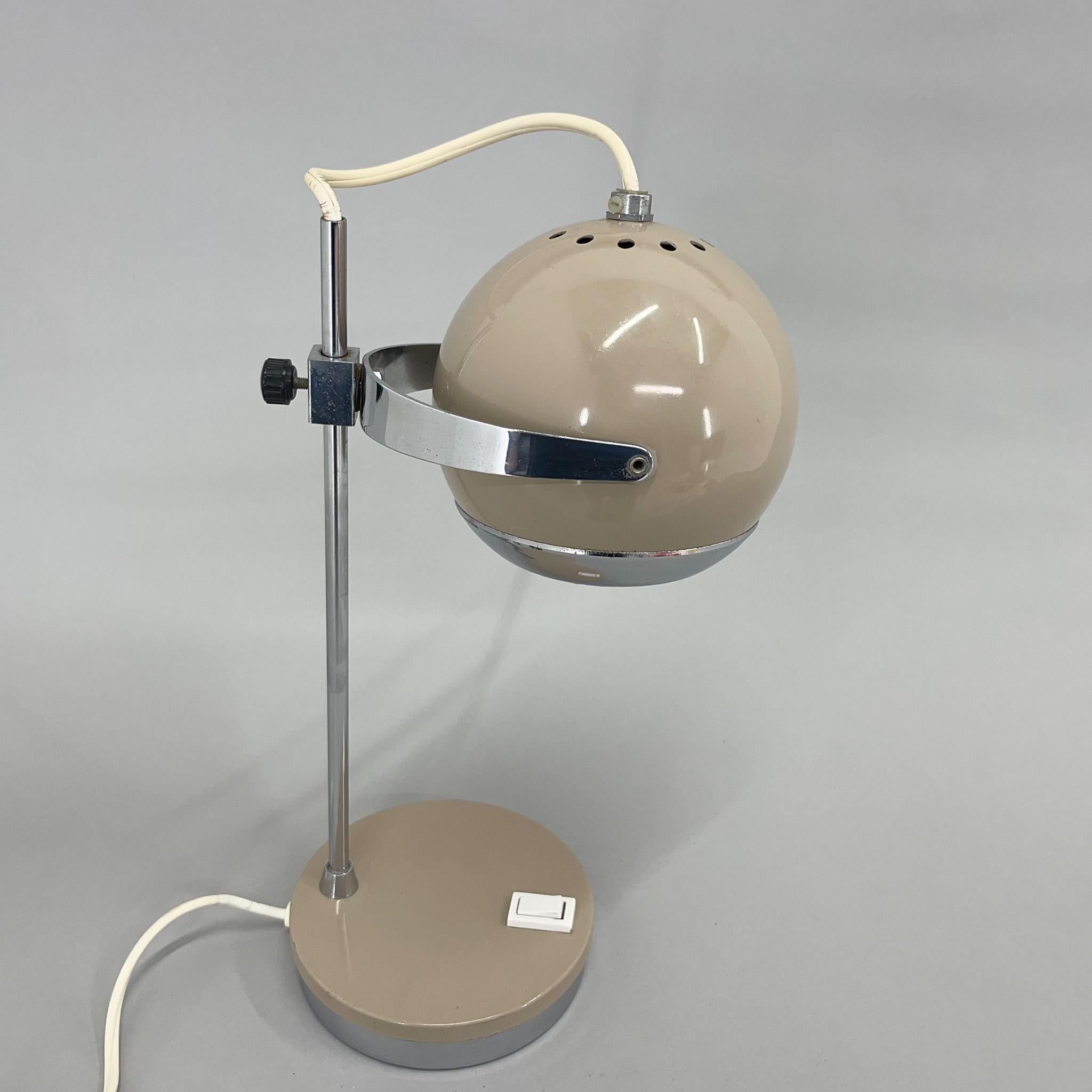 Vintage Space age italian table lamp. The lampshade resembles an eyeball and is adjustable in all directions, up, down and sideways.