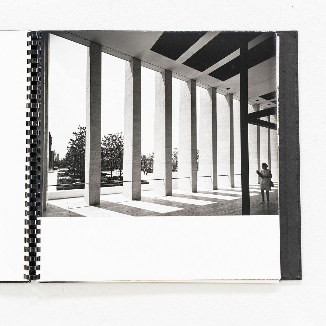 Il s'agit d'un livre de compilation de photos des années 1960 de la conception par Skidmore, Owings et Merrill du National Life Center à Nashville, Tennessee. Ces œuvres sont d'une grande importance, car Stoller est considéré comme le principal
