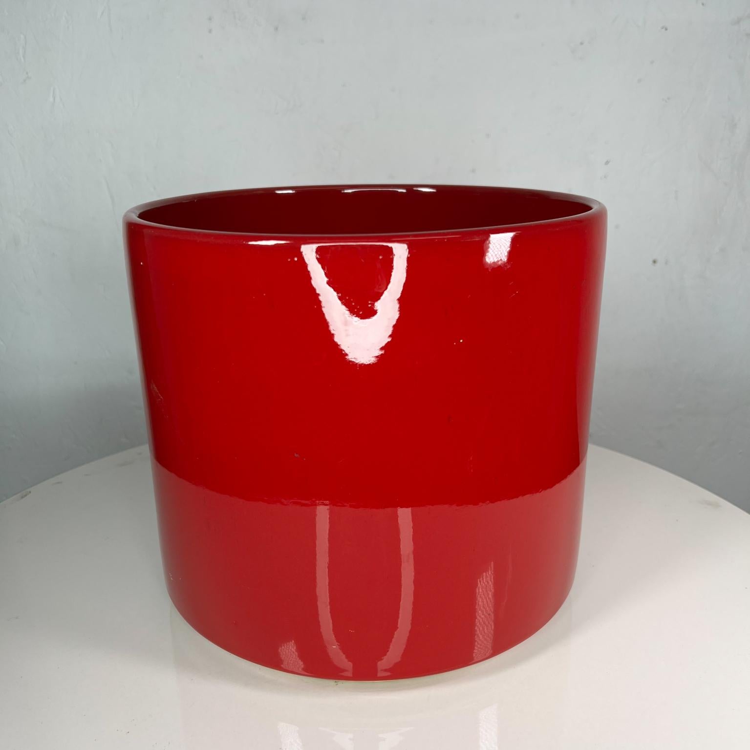 1960s Fabulous red Gainey Modern planter Architectural pottery California
Measures: 10 diameter x 9 tall
Maker stamped Gainey Ceramics La Verne Ca
Original preowned unrestored vintage condition
See images provided.
  
