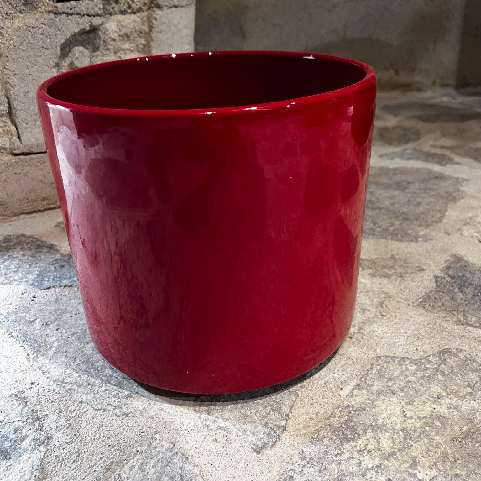 1960s Fabulous red Gainey Modern planter Architectural pottery California
Measures: 10 diameter x 9 tall
Maker stamped Gainey Ceramics La Verne Ca
Original preowned unrestored vintage condition
See images provided.
  