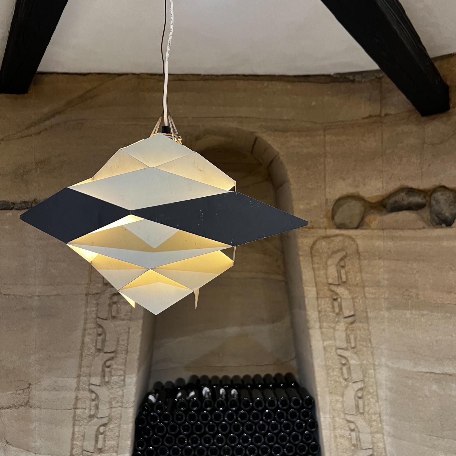 1960s Fabulous Modernism Symphoni Pendant Light designed by Preben Dal (Dahl) for Hans Følsgaard AS Denmark.
Spectacular geometric hanging pendant has rings of rhomboid facets that deflect and distribute the light within.
Designed in lacquered