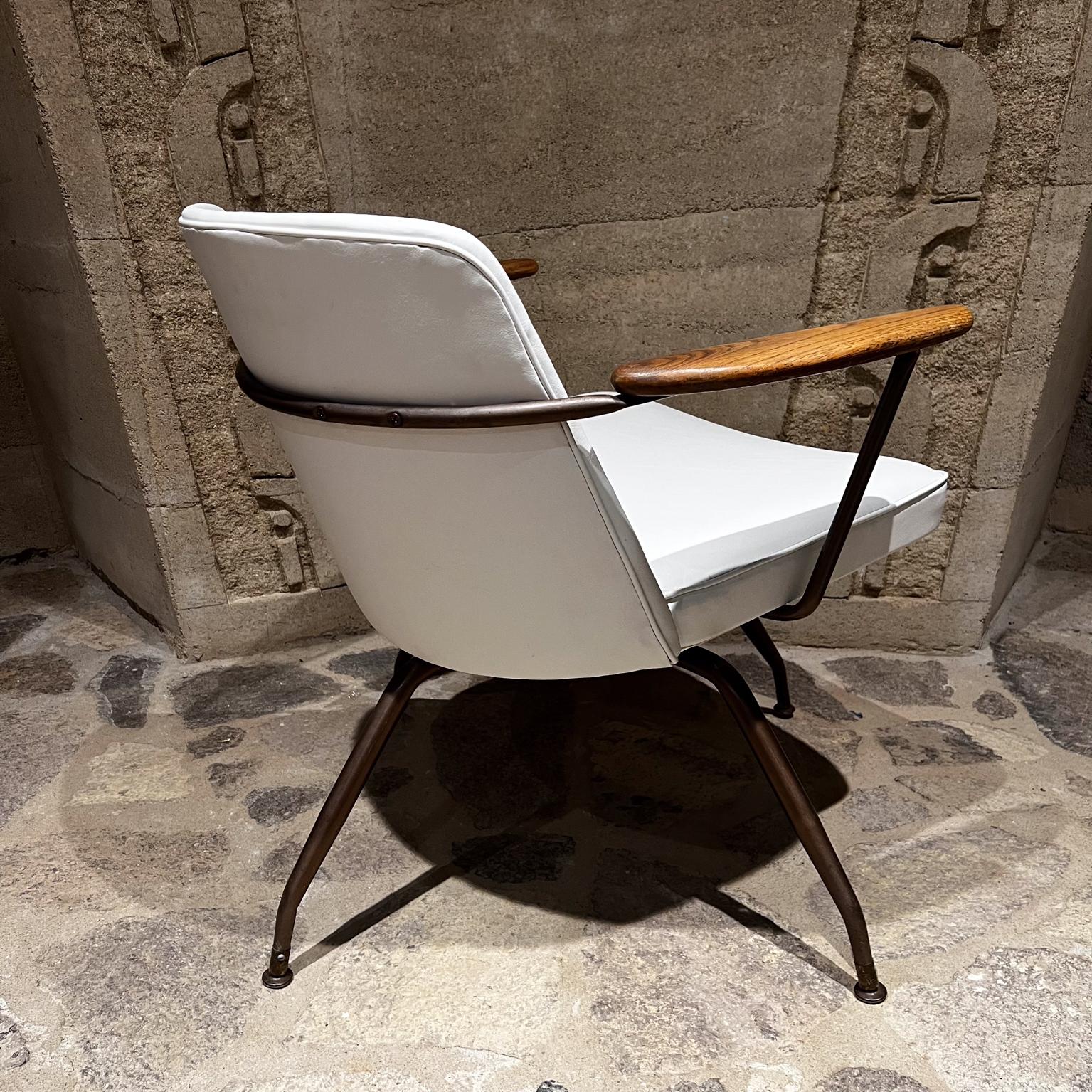 1959 Atomic Ranch Weißer drehbarer Sessel im Stil von Viko Baumritter im Zustand „Gut“ im Angebot in Chula Vista, CA