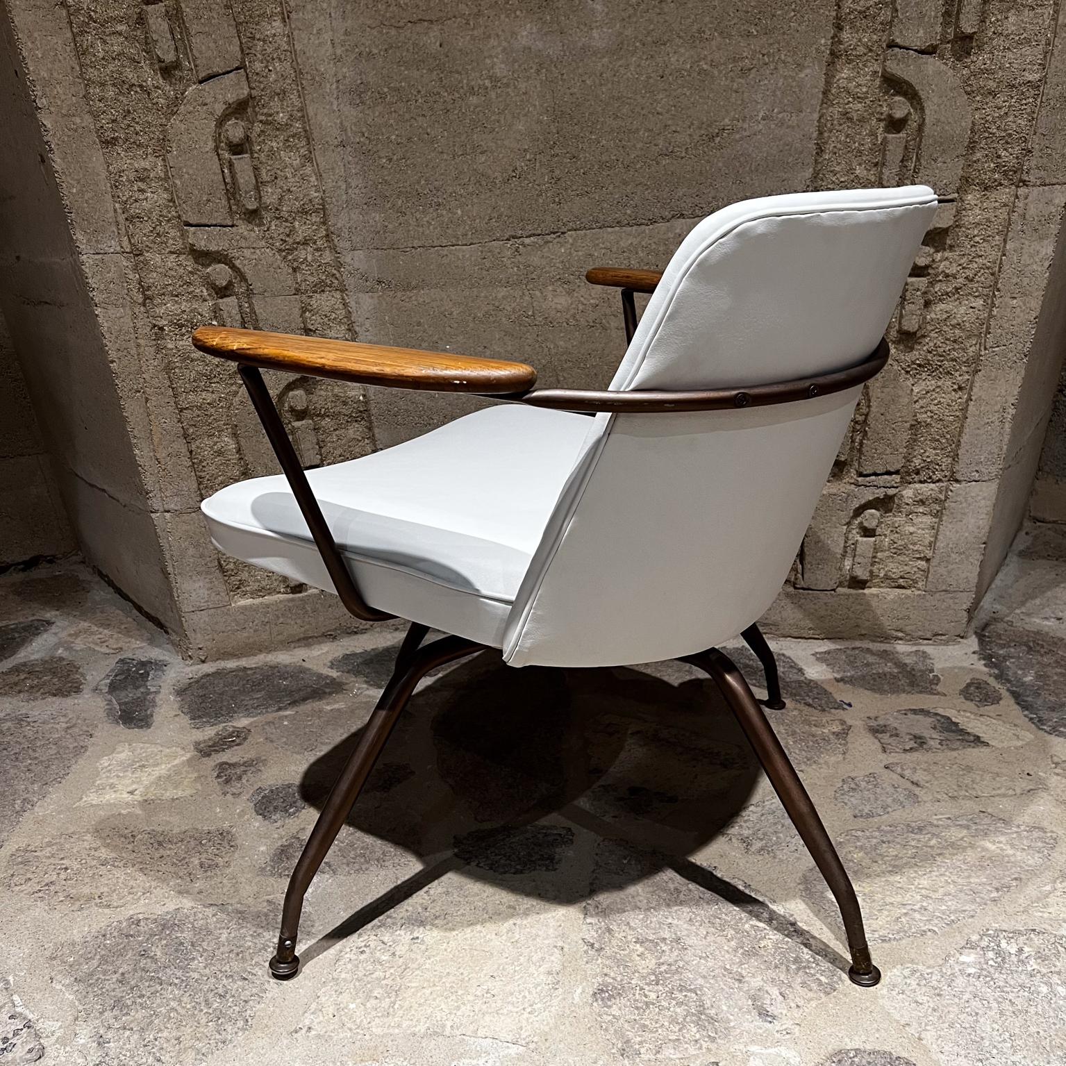 1959 Atomic Ranch Weißer drehbarer Sessel im Stil von Viko Baumritter (Metall) im Angebot