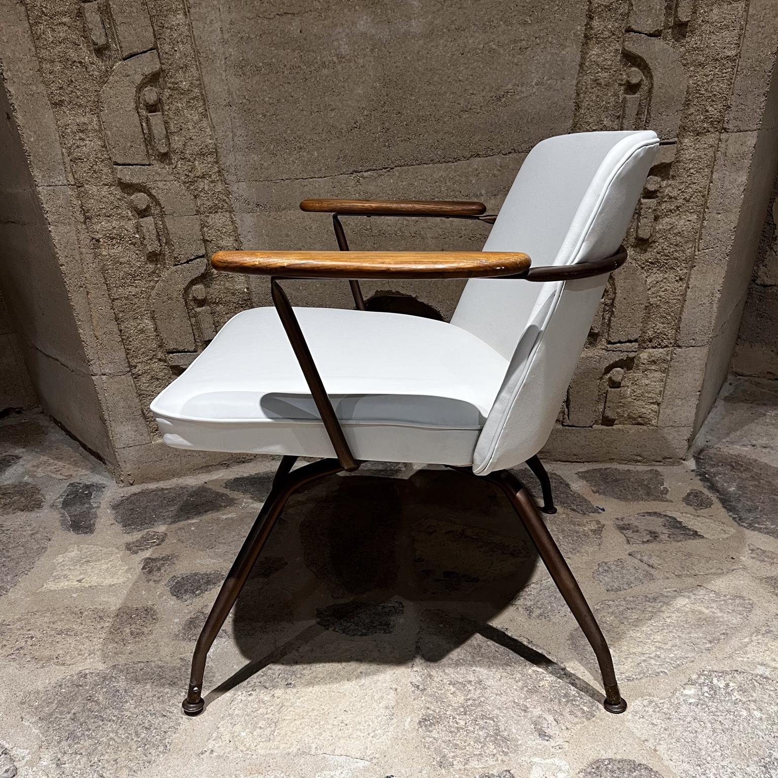 1959 Atomic Ranch White Swivel Armchair Style Viko Baumritter In Good Condition For Sale In Chula Vista, CA