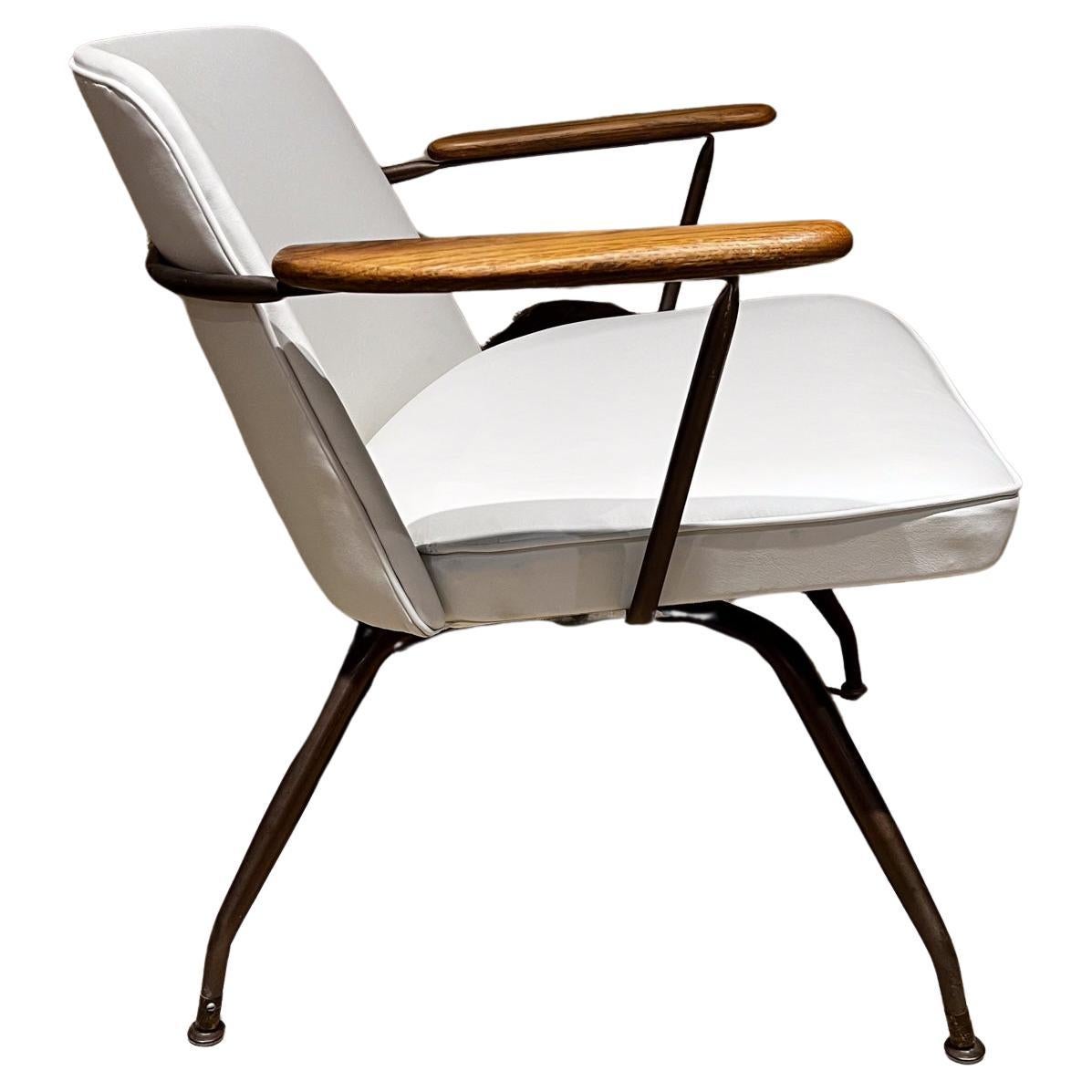 1959 Atomic Ranch Weißer drehbarer Sessel im Stil von Viko Baumritter im Angebot