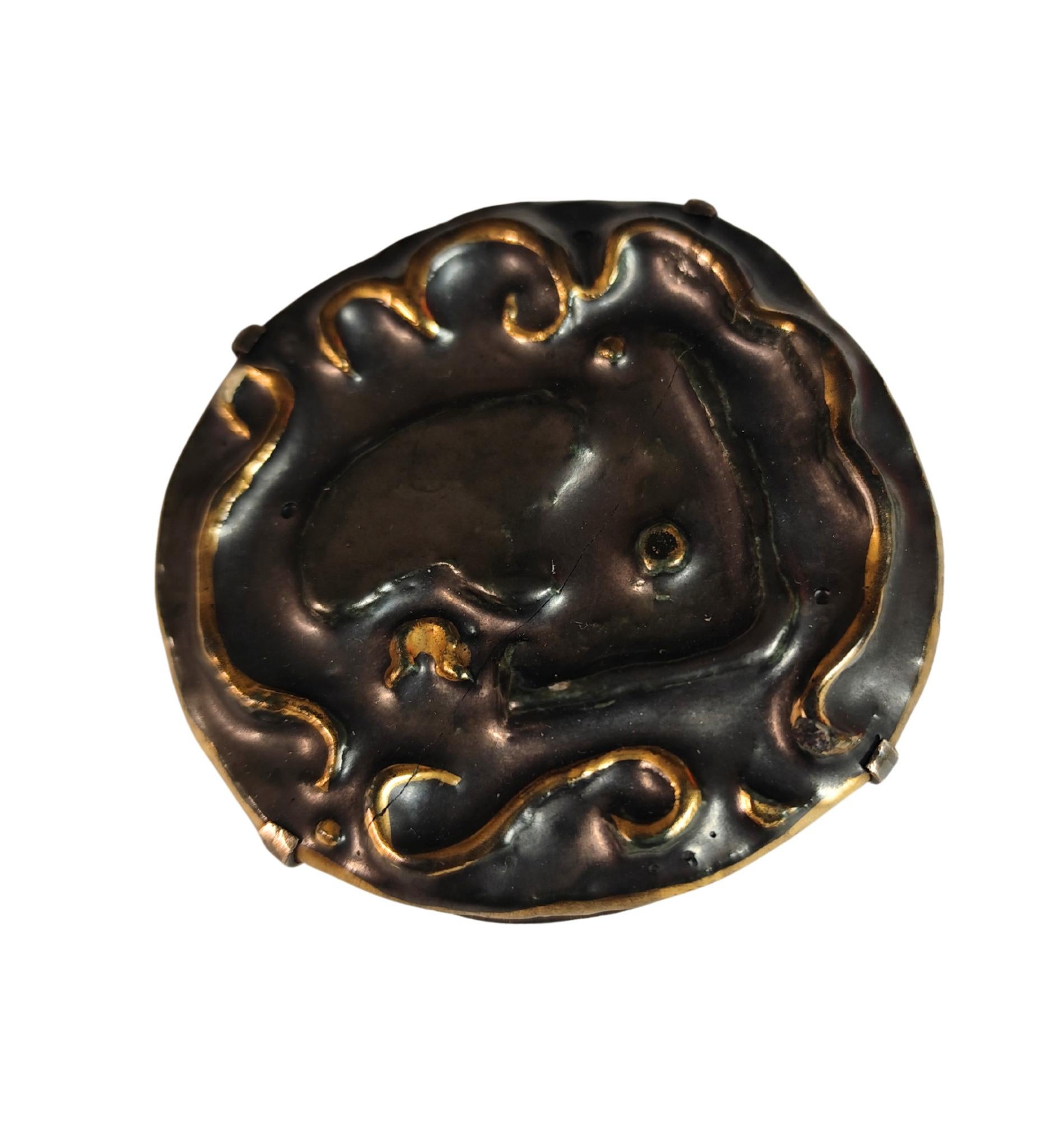 Broche en céramique
Contour du visage
Détails dorés sur fond noir
Non signé
Circa 1960s

Bon état
Défauts mineurs
Quelques signes d'âge et d'utilisation