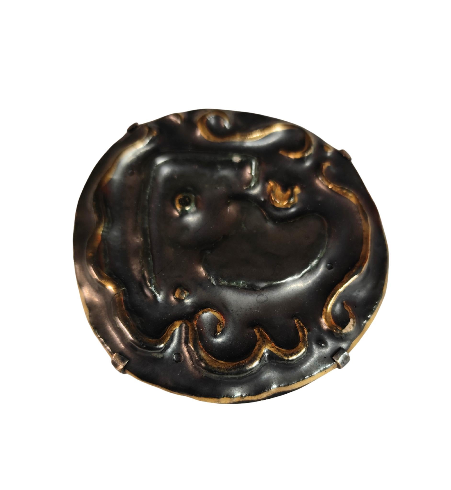 Broche en céramique noire et dorée avec contour de visage des années 1960 Bon état - En vente à Milano, IT