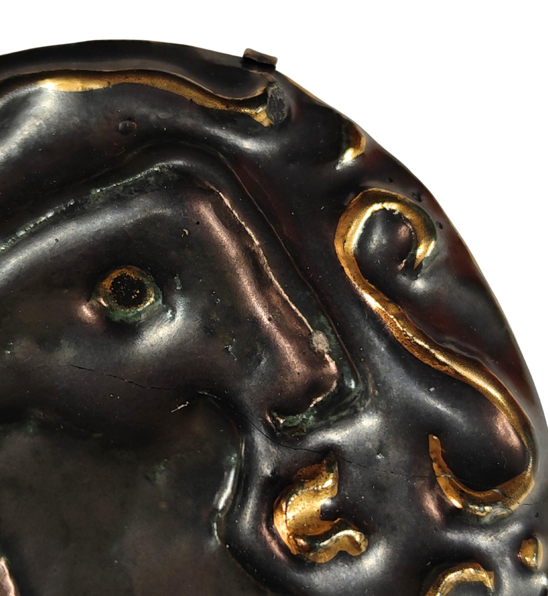 Broche en céramique noire et dorée avec contour de visage des années 1960 Unisexe en vente