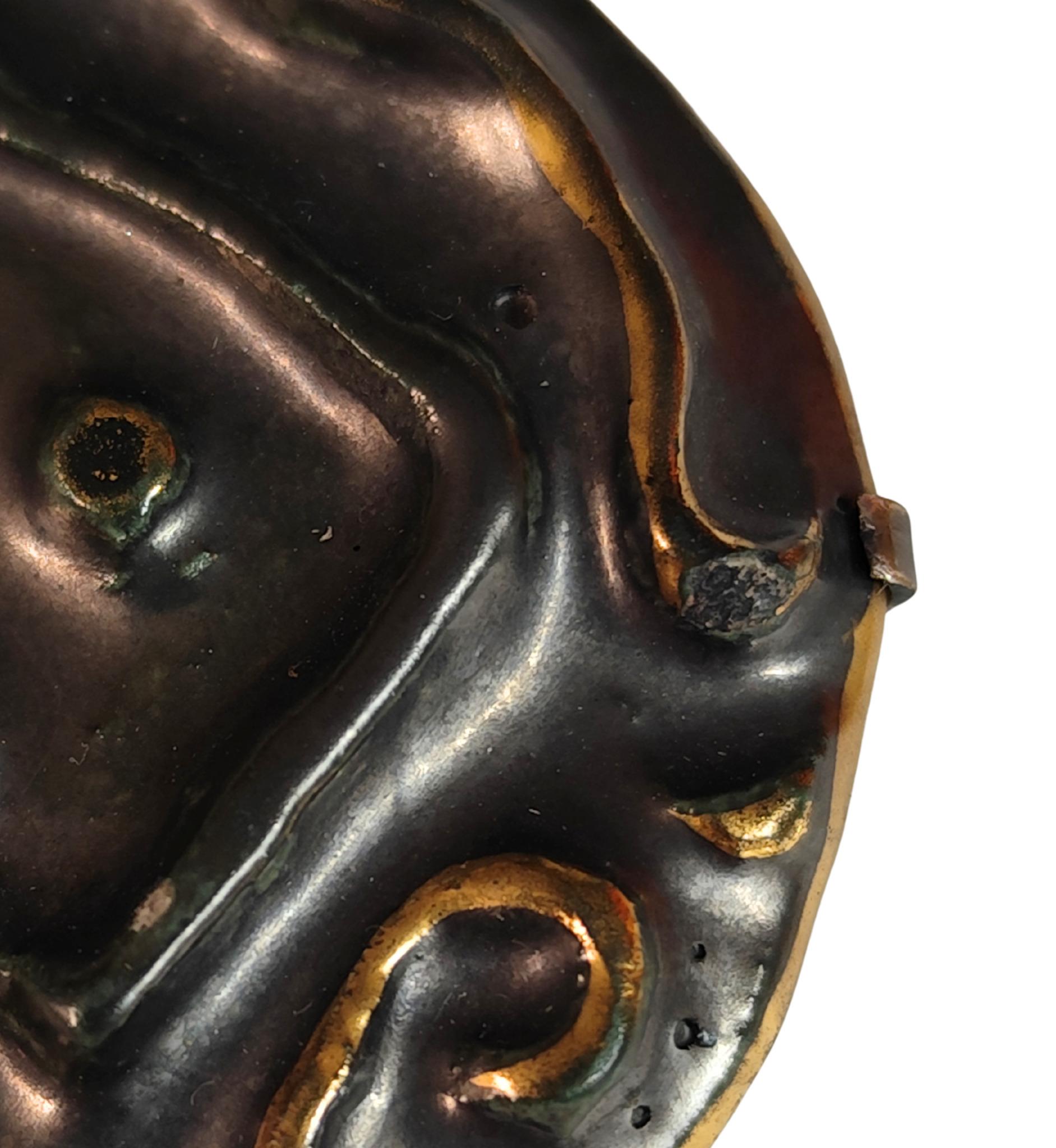 Broche en céramique noire et dorée avec contour de visage des années 1960 en vente 1