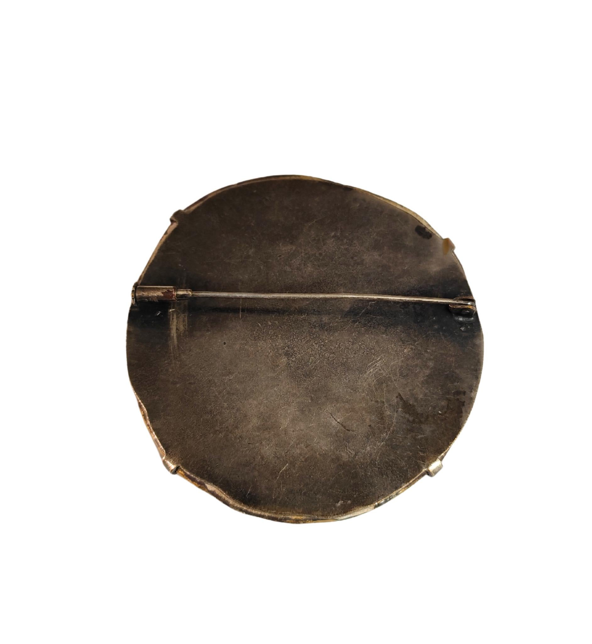 Broche en céramique noire et dorée avec contour de visage des années 1960 en vente 2