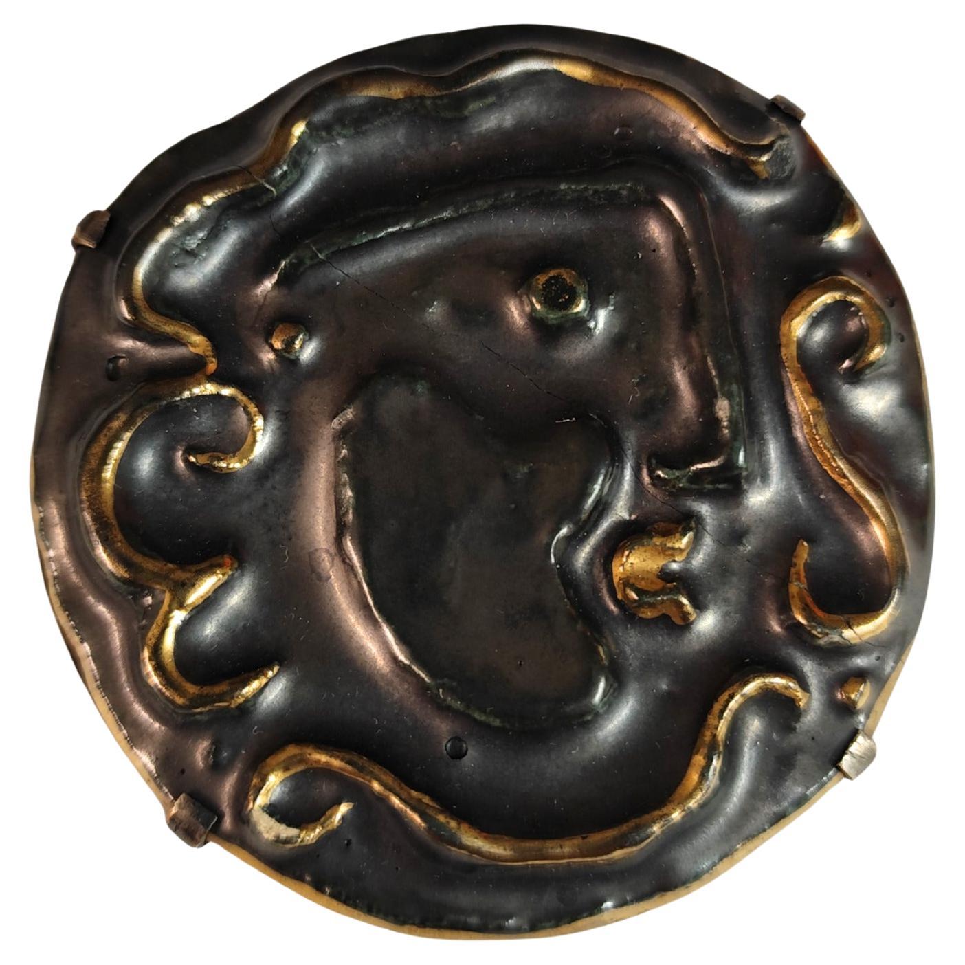 Spilla in ceramica nera e oro con profilo del volto degli anni '60