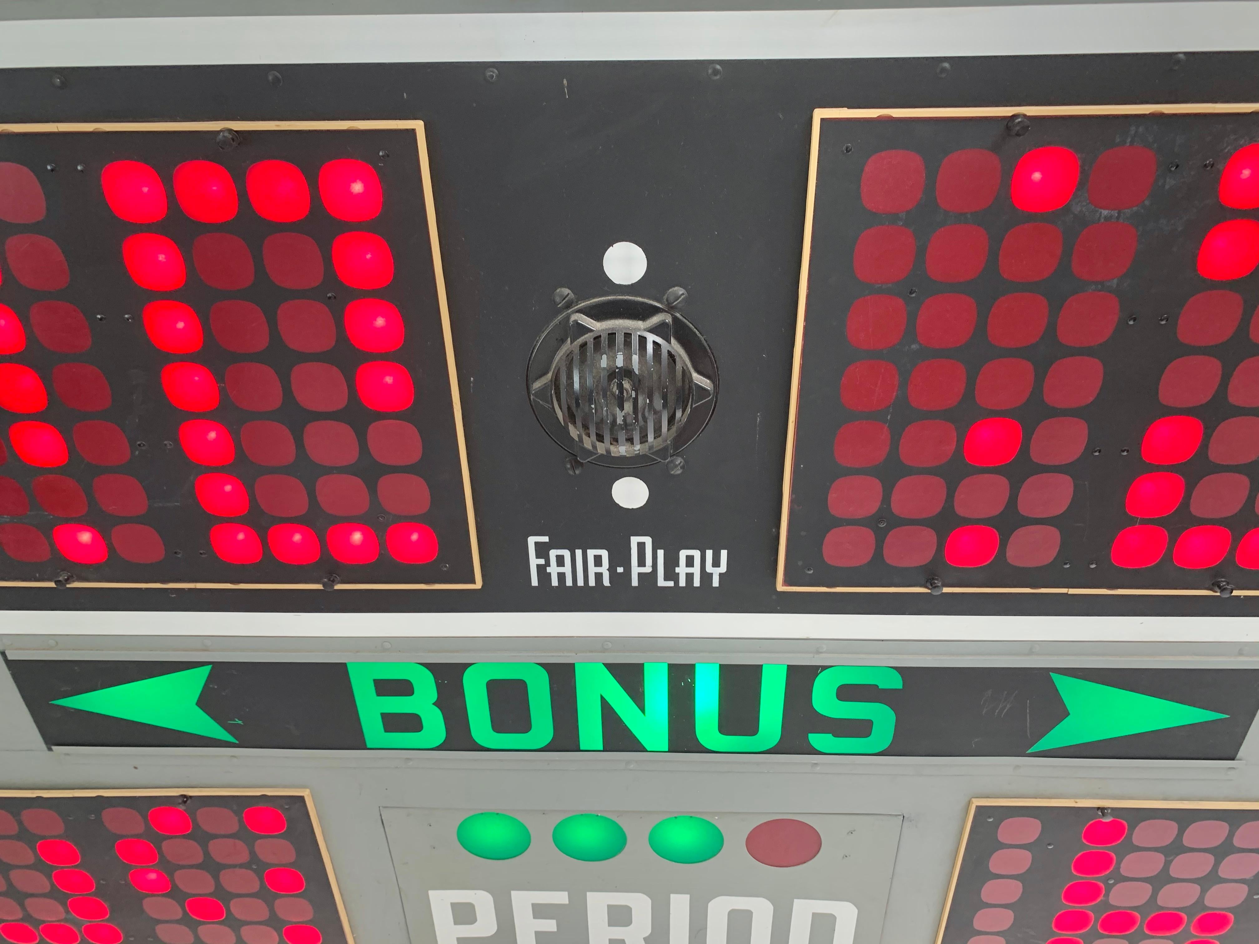 1960s Fair Play Electro-Magnetic Basketball Scoreboard In Good Condition In Los Angeles, CA