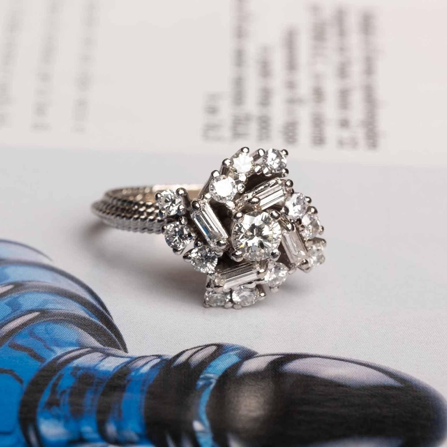 1960s fantasy diamond ring baguette and round cut white gold In Good Condition For Sale In Milano, MI