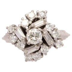 Anello con diamante fantasia anni '60 taglio baguette e rotondo in oro bianco