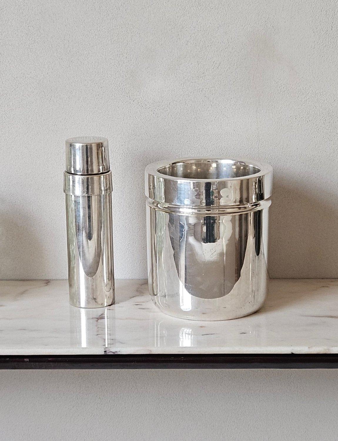 Magnífica coctelera y enfriador de vino vintage bañados en plata y fabricados a mano en los años 60 en Italia por los orfebres italianos FAOAL. Estas piezas son bonitas, están muy bien hechas y están firmadas en la base. Ambos en buen estado.