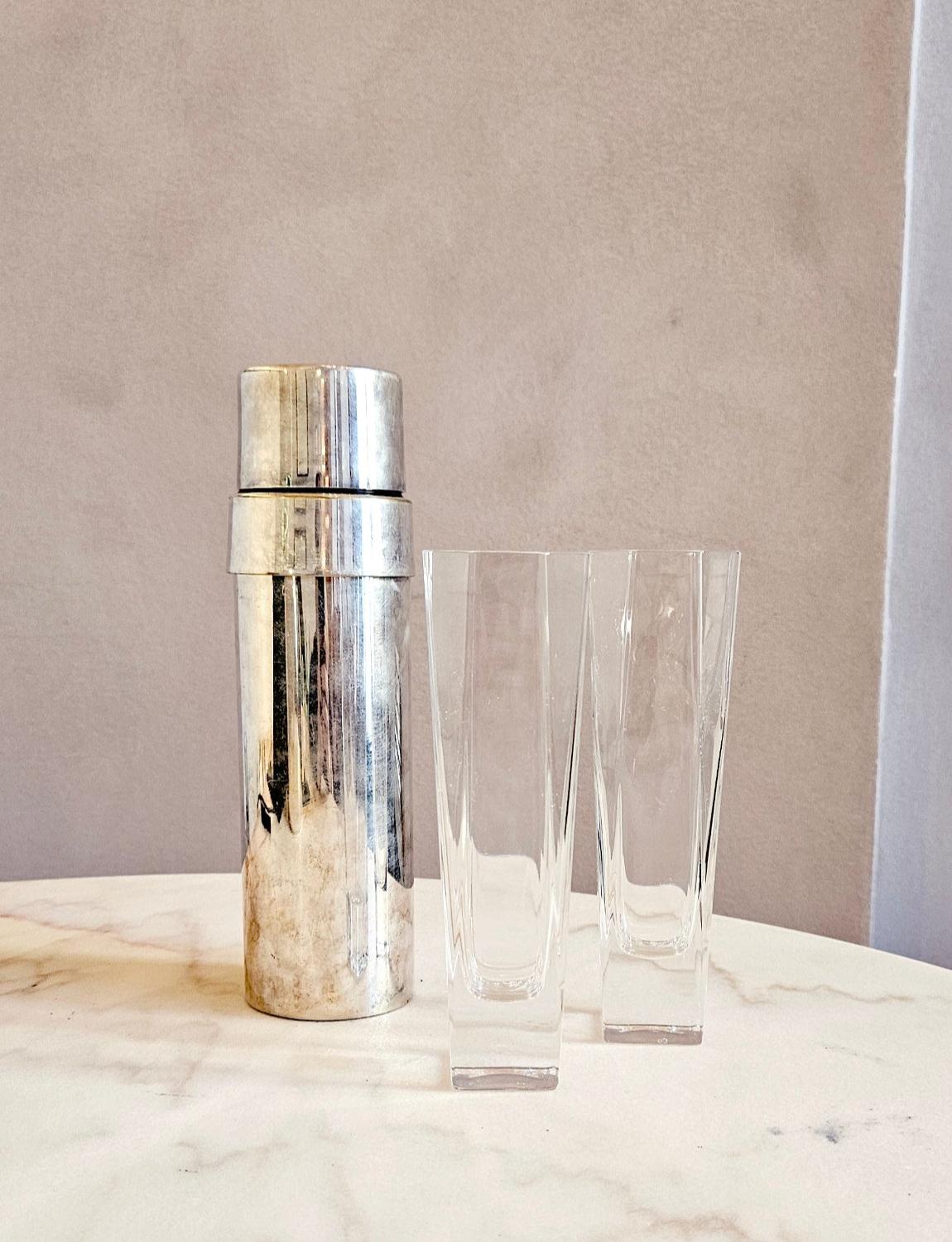 A superb silver-plated vintage cocktail shaker hand-made in the 1960s in Italy by the Italian silversmiths, FAOAL. This handsome piece is beautifully made and signed on the base. In very good condition.