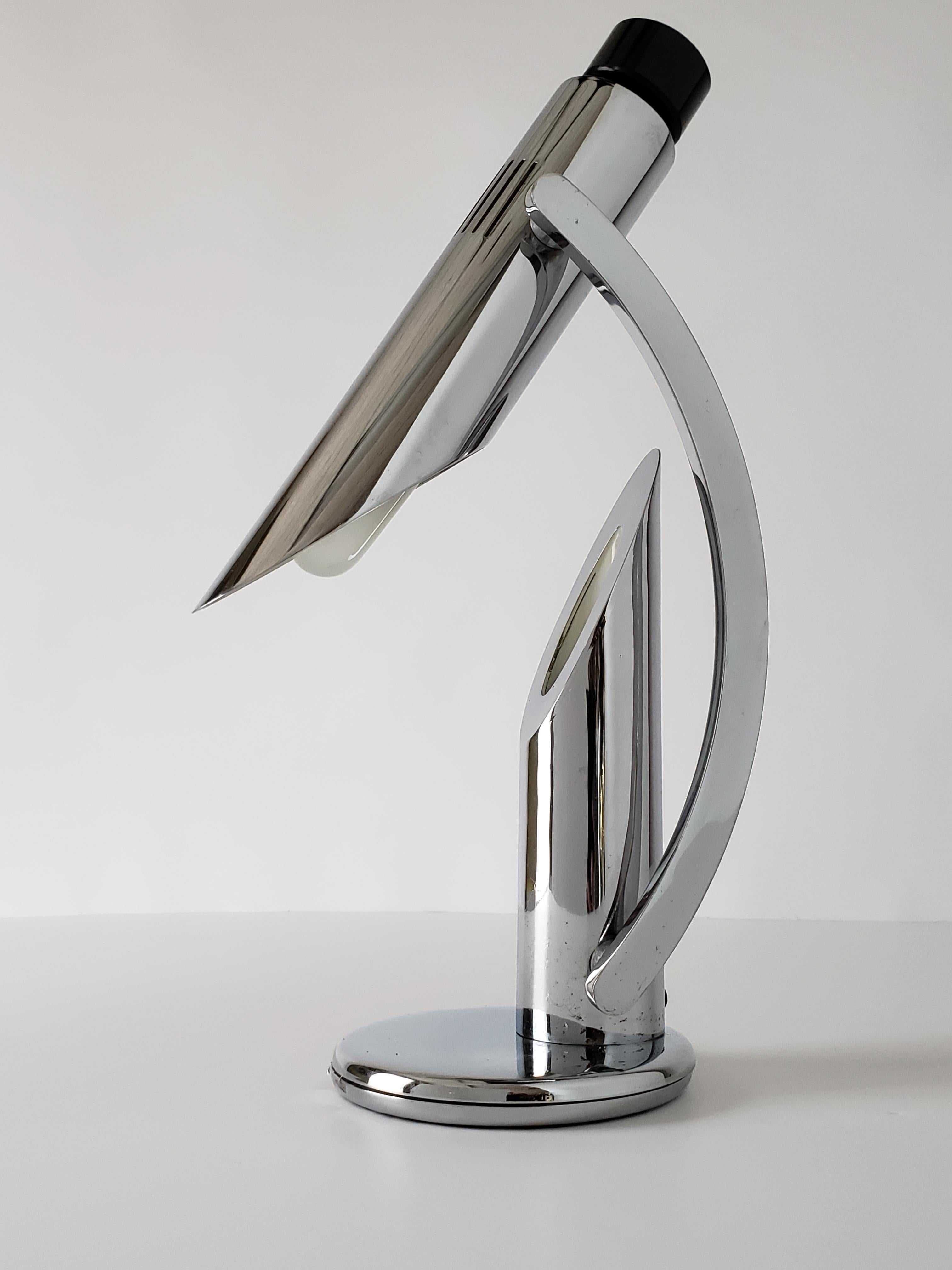 Fase chrome table or desk lamp with articulated, foldable arm.

Shade measure 12.5 inches long.

Black top is made of Bakelite.

Prime quality material, strong strudy arm movement and construction. 

Contain one E26 size socket rated at 40