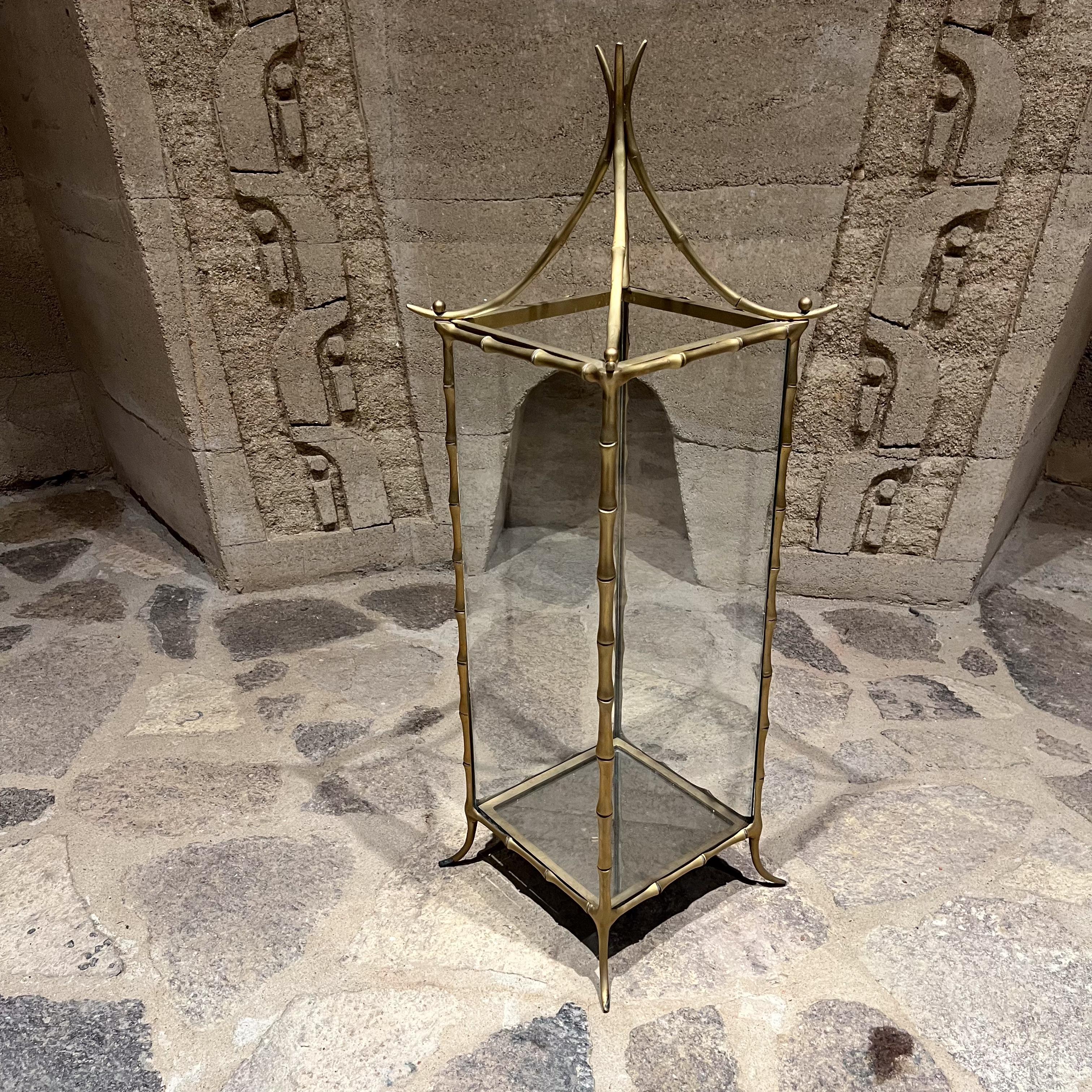 Lanterna portacandele Pagoda decorativa anticata degli anni '60
33 h x 10.5 x 10.5
Bambù finto Ottone, vetro e specchio
Non segnato
Condizioni originali d'epoca
Fare riferimento alle immagini.