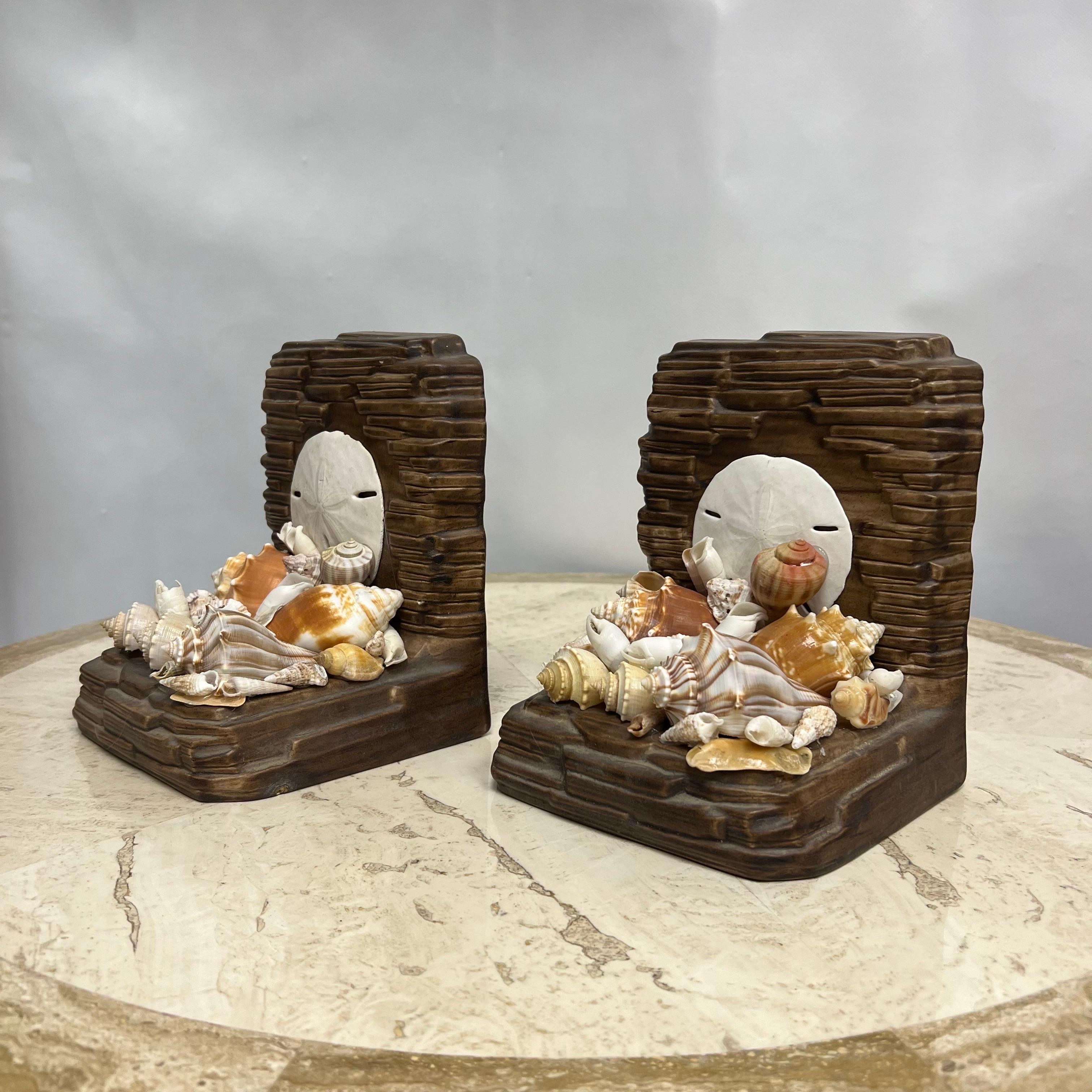 Serre-livres ou supports muraux des années 1960 en céramique Faux Bois et incrustation de coquillages, signés en vente 3