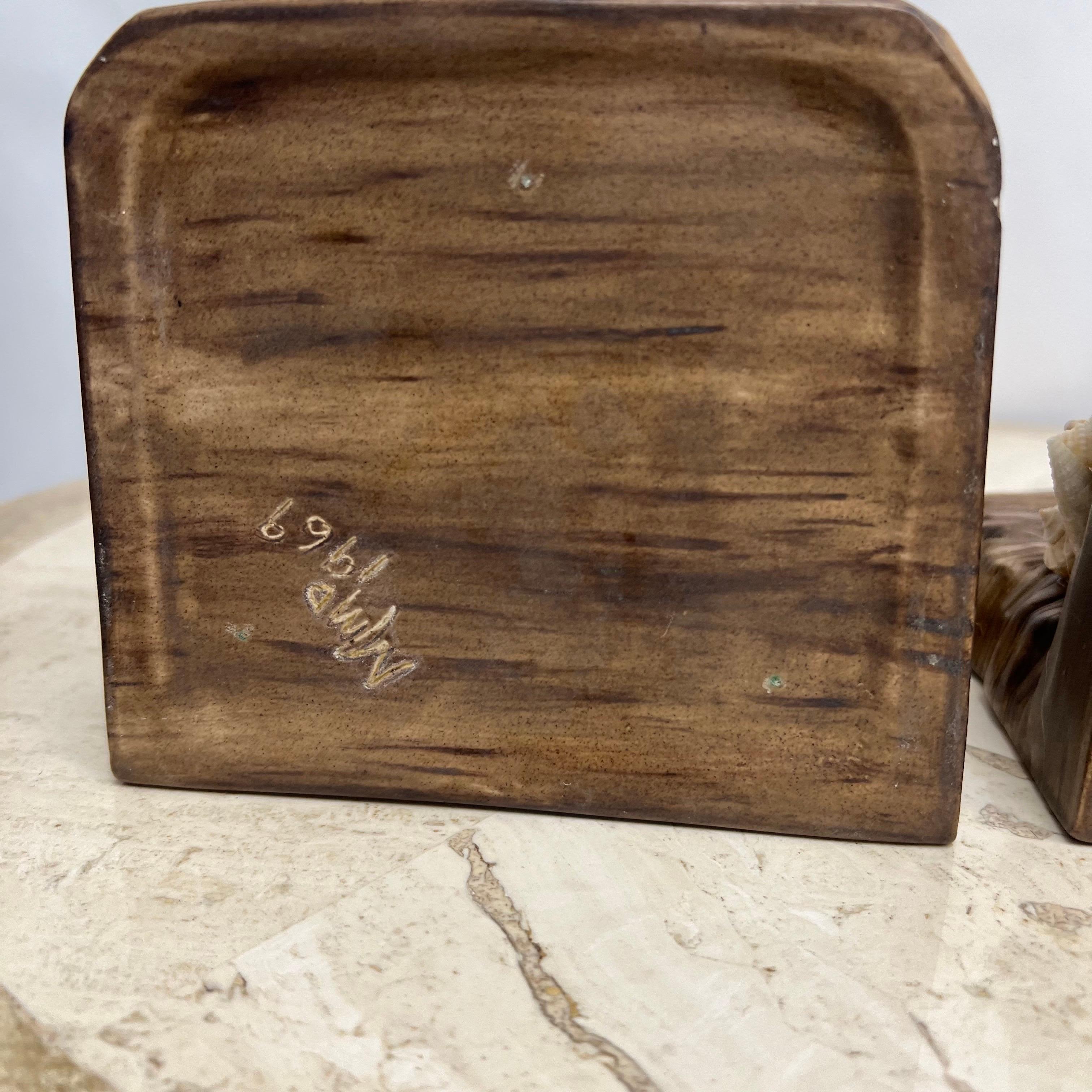 Serre-livres ou supports muraux des années 1960 en céramique Faux Bois et incrustation de coquillages, signés en vente 4