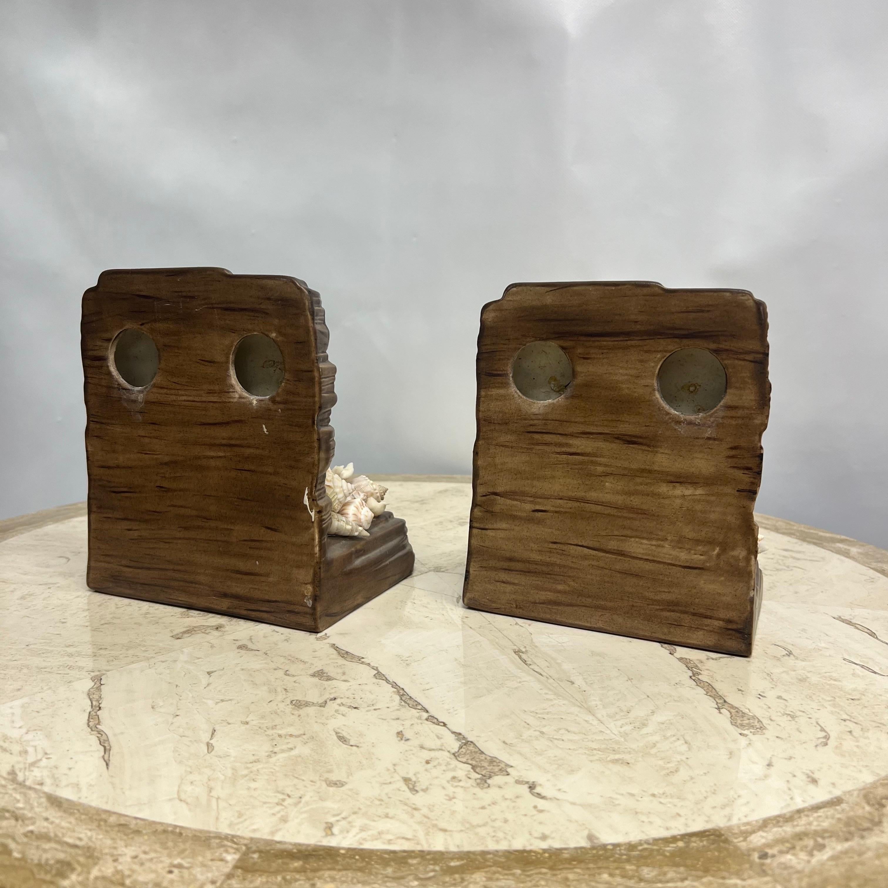 Serre-livres ou supports muraux des années 1960 en céramique Faux Bois et incrustation de coquillages, signés en vente 1