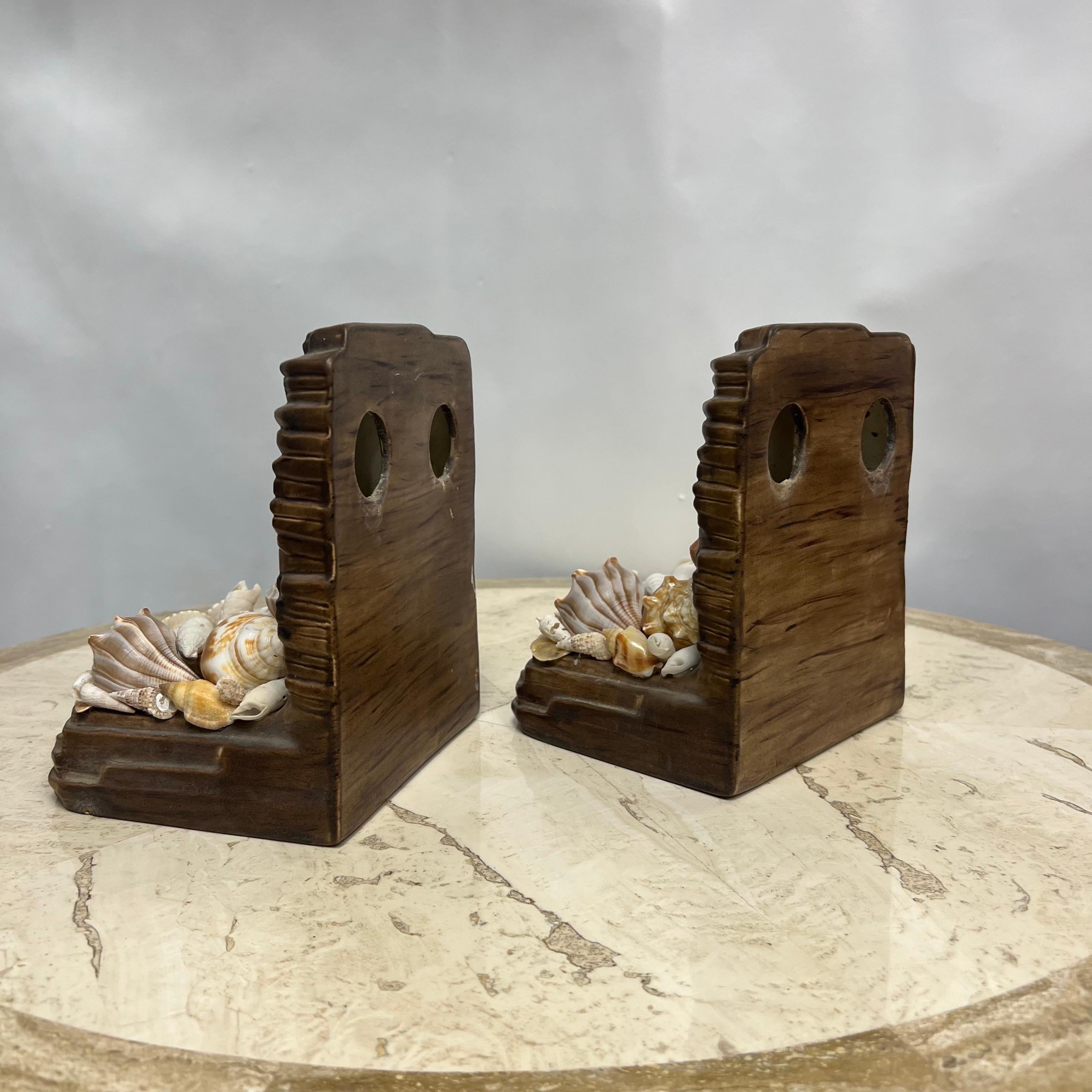 Serre-livres ou supports muraux des années 1960 en céramique Faux Bois et incrustation de coquillages, signés en vente 2