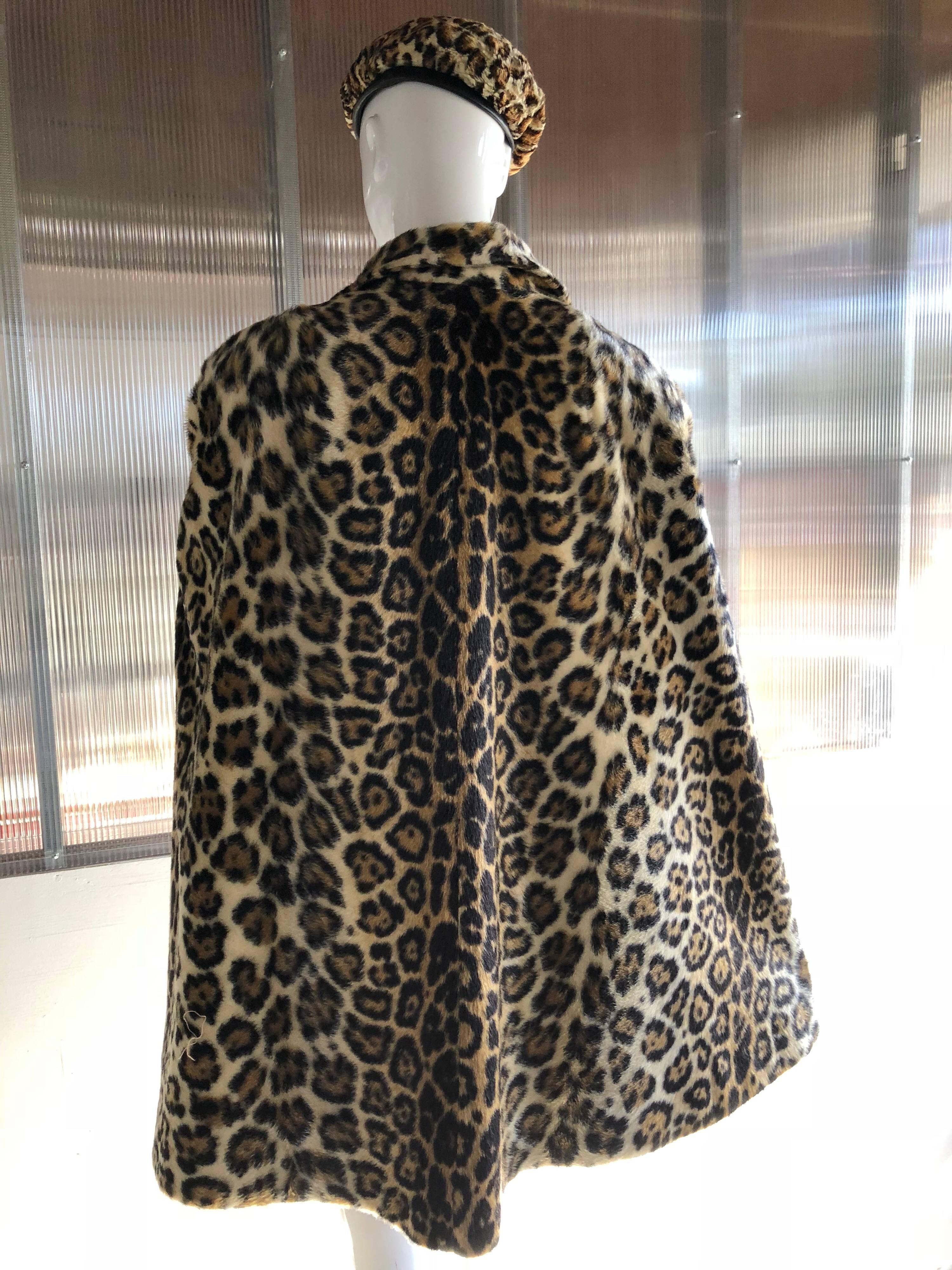 Faux Fur Leopard Print Reversible Swing Cape and Leopard Beret, 1960s In Excellent Condition In Gresham, OR