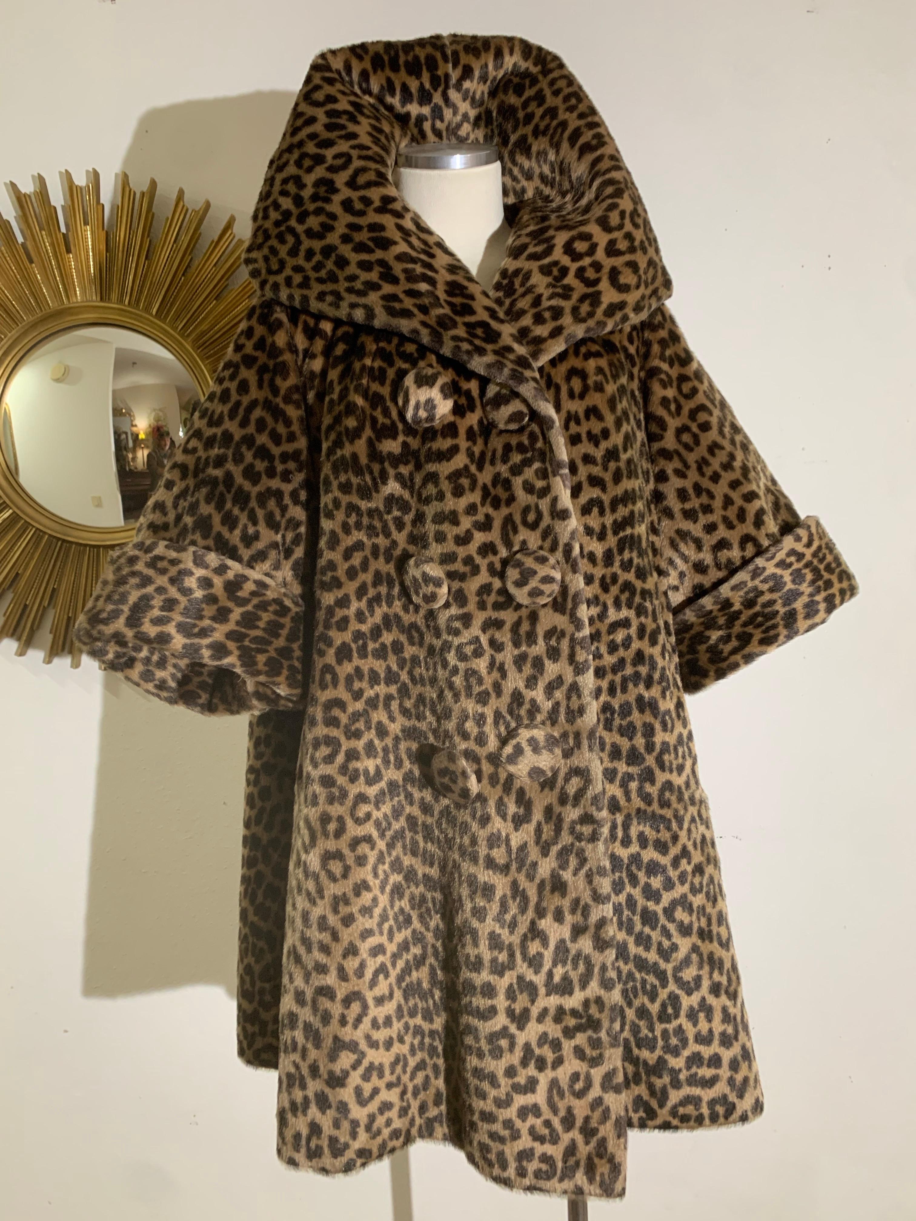 Cappotto swing stile principessa leopardato finto degli anni '60 con colletto a scialle e maniche con polsini in vendita 6