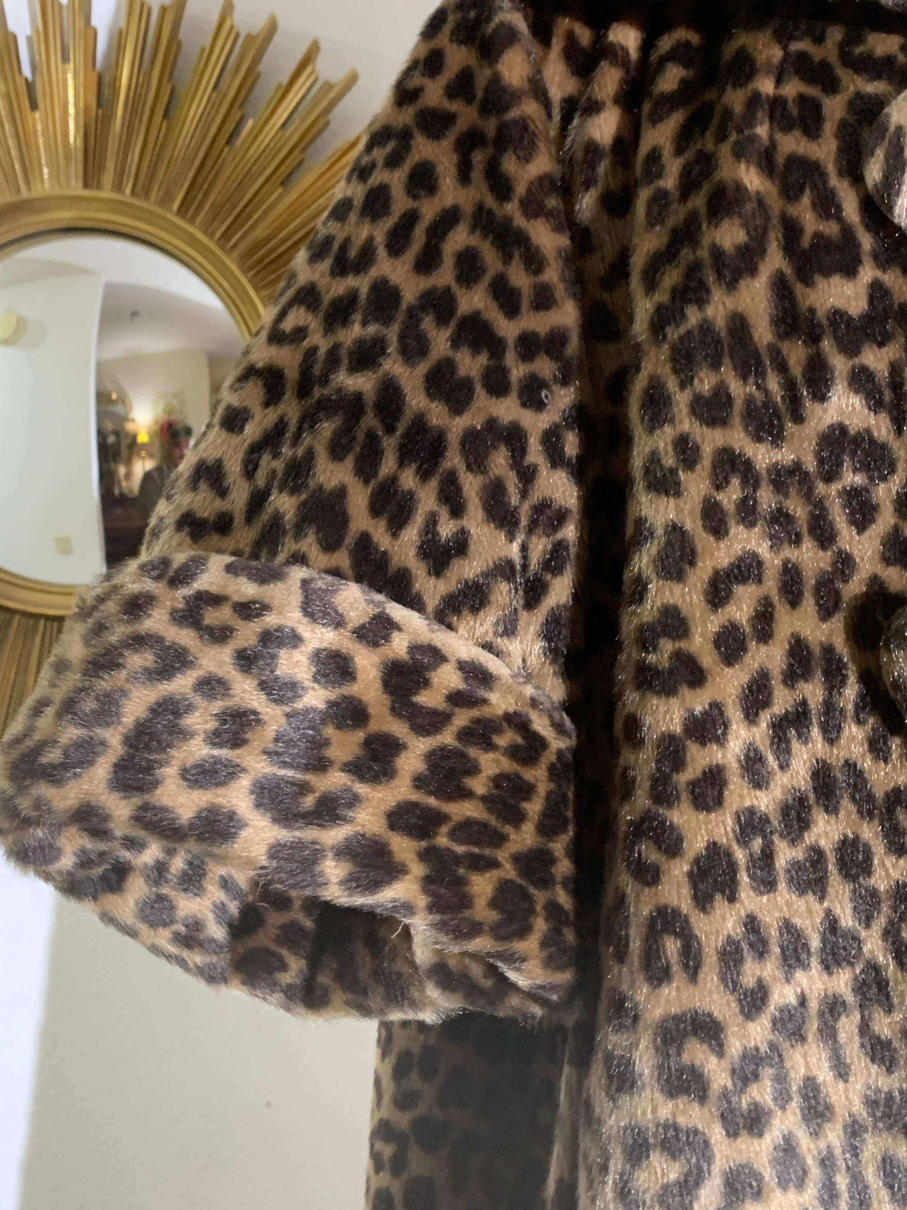 Cappotto swing stile principessa leopardato finto degli anni '60 con colletto a scialle e maniche con polsini in vendita 7